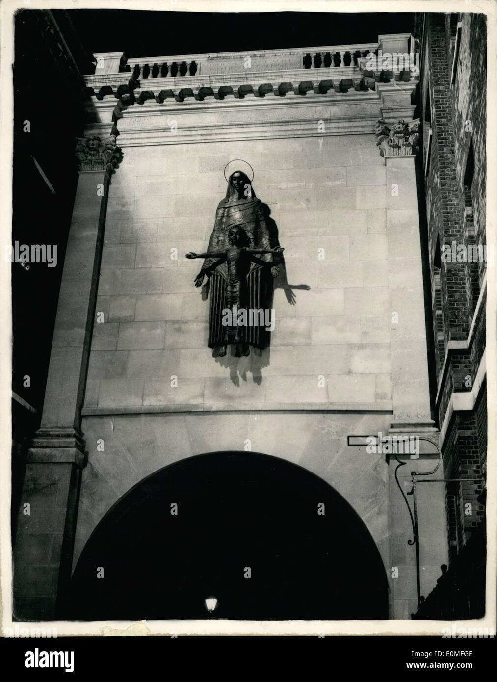 Il 12 Dic. 1954 - Epstein Madonna e Bambino illuminato. Il virus di Epstein la Madonna e il bambino lo stato sulla facciata del ponte che unisce le case del convento Scuola di tenere il bambino in Cavendish Square, Londra - è stata accesa per la prima volta oggi - in onore dell'Anno Mariano. La foto mostra una vista che mostra la illuminata. Epstein Madonna e Bambino di Cavendish Square oggi. Foto Stock