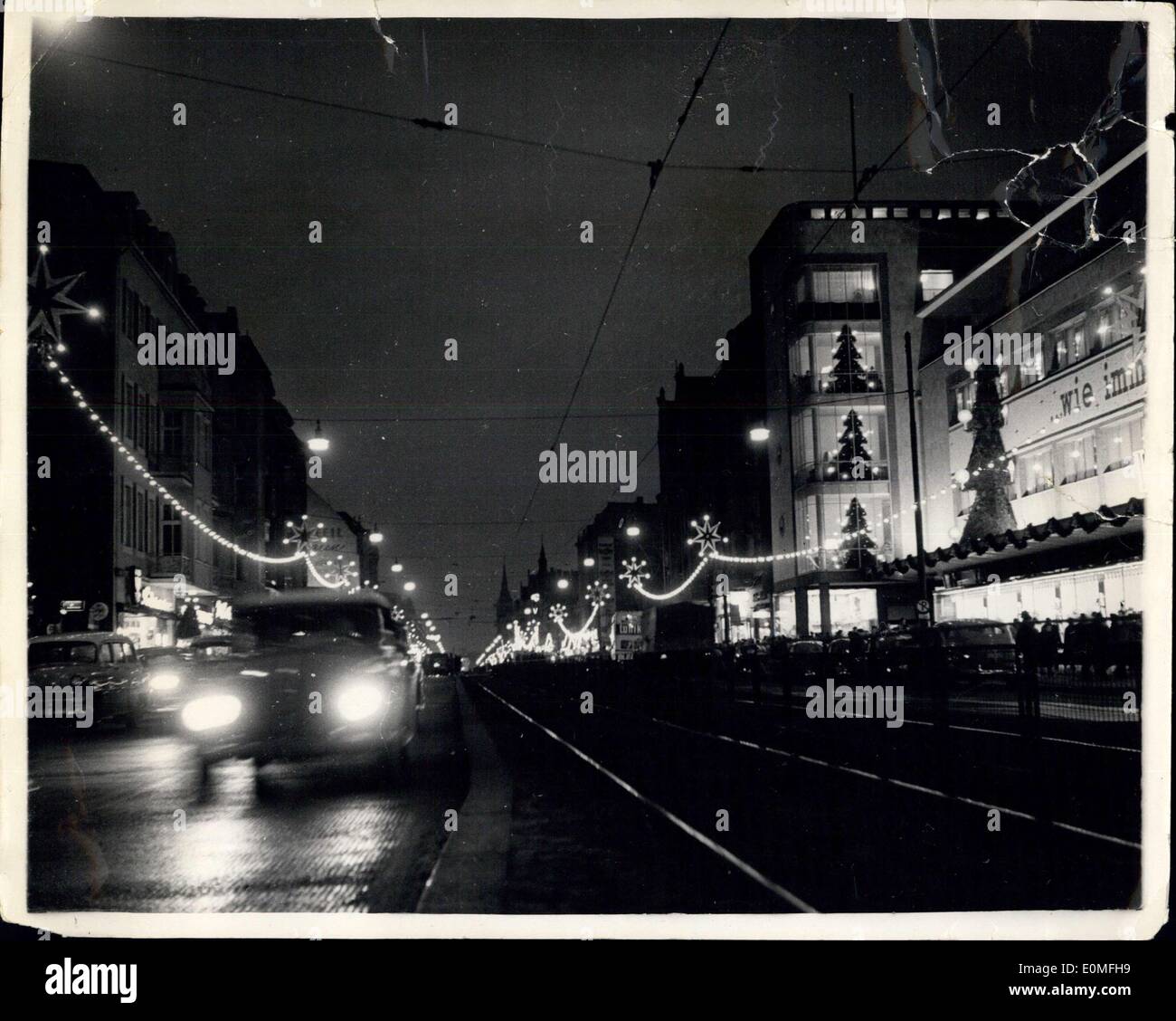 Dic. 15, 1954 - Luminarie di Natale per le strade di Berlino. La foto mostra: Una delle principali arterie di Berlino Ovest - illuminato in preparazione per il Natale. Foto Stock