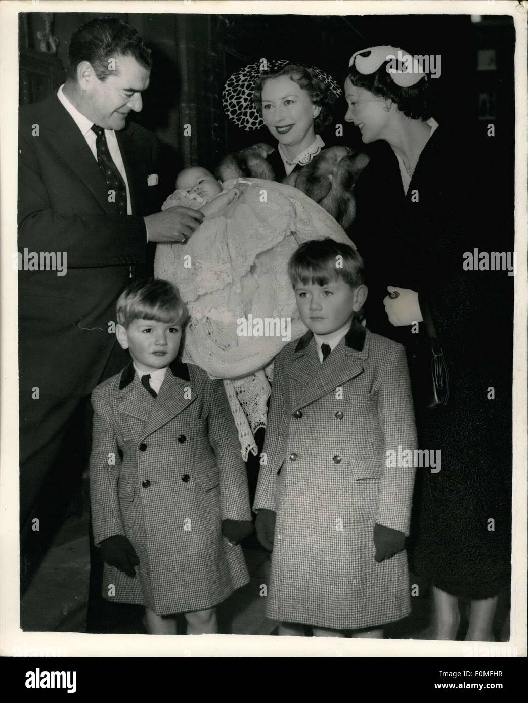 Dic. 18, 1954 - Jack Hawkins' tre bambini battezzata.'': il battesimo comune ha avuto luogo oggi presso la chiesa della Annuncation, Bryanston Street - e di sua moglie, la sig.ra Doreen Hawkins. I bambini sono Nicola Giovanni, di età compresa tra i 6 e una metà - Adrew Robert George, quattro e una metà - e tre mesi di età del bambino è stata di battesimo che grazie al jack Hawkins riprese in tutto il mondo - che avevano cercato in van per ottenere il dio-genitori insieme. La foto mostra la sig.ra Doreen Hawkins, hgold il bambino, Caroline Maria- guardato dal marito Jack Hawkins - e Elizabeth Allan uno dei padrini - dopo il battesimo Foto Stock