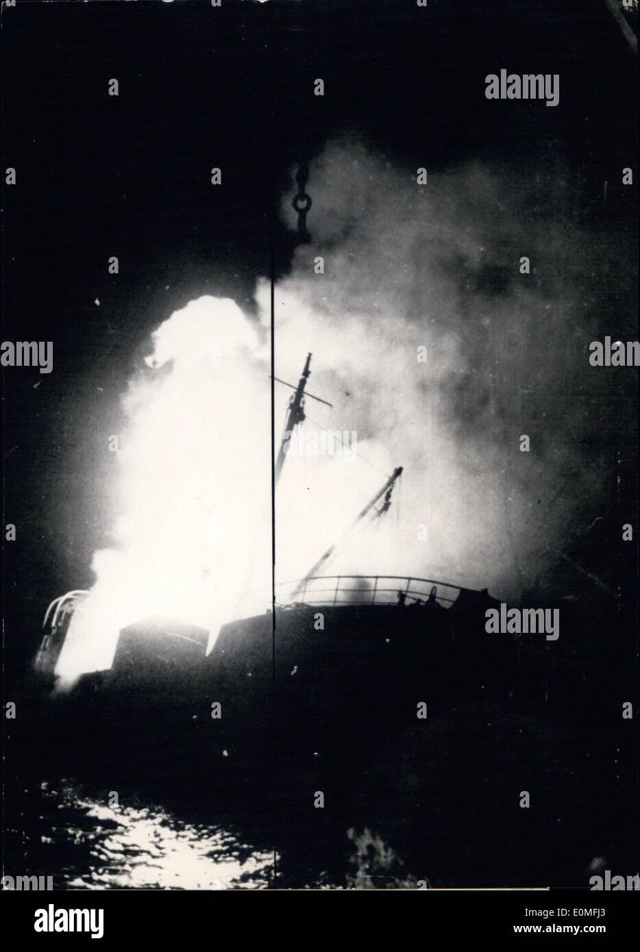 Dic. 22, 1954 - Nave Marvia bruciare nel porto di Marsiglia Francia Foto Stock