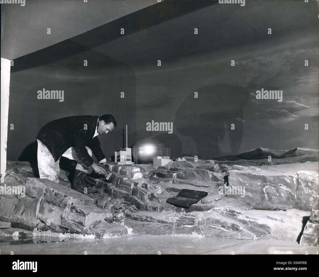 Mar 03, 1955 - Preparazione per la Brussels International Exhibition modello della stazione di potenza (atomico) al Padiglione Britannico: mostra fotografica. Il sig. H. Finch nel nord di Londra lavorando su un modello della centrale nucleare in costruzione a Dounray, Scozia - presso il padiglione "B" della sezione britannica alla Mostra di Bruxelles. Foto Stock