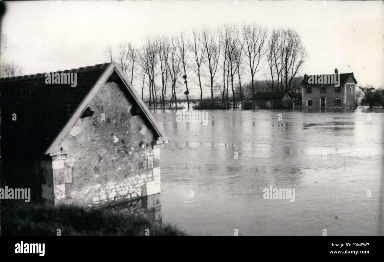 Gen 01, 1955 - Le inondazioni in Francia: a Montereau, una piccola città a circa 40 km da Parigi, le strade sono inondate come il risultato del trabocco della Senna e Yonne fiumi. Foto Stock