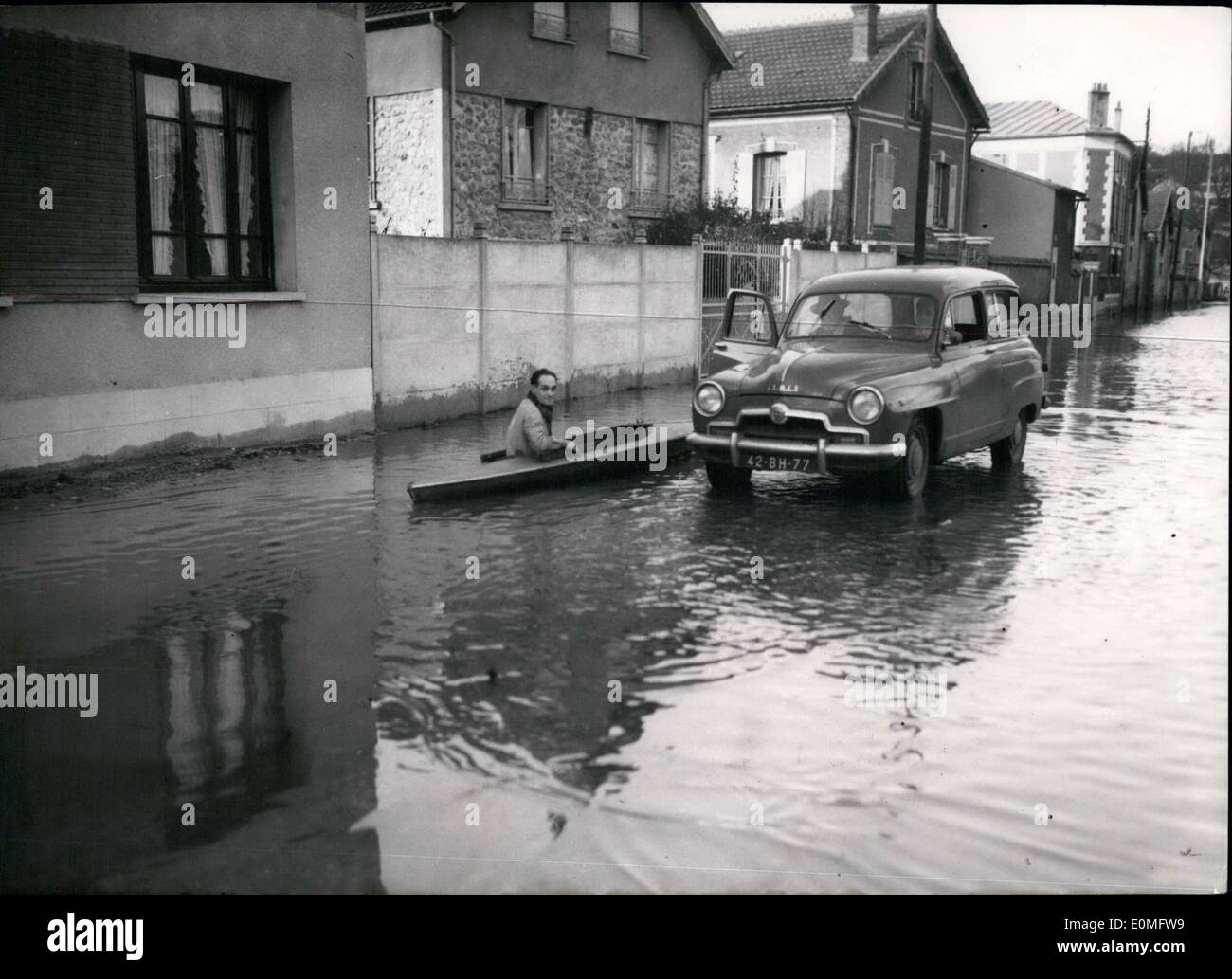 Gen 01, 1955 - Le inondazioni in Francia la campagna a Montereau, circa 40 km da Parigi, sono inondati come il risultato del trabocco della Senna e Yonne fiumi. Foto Stock