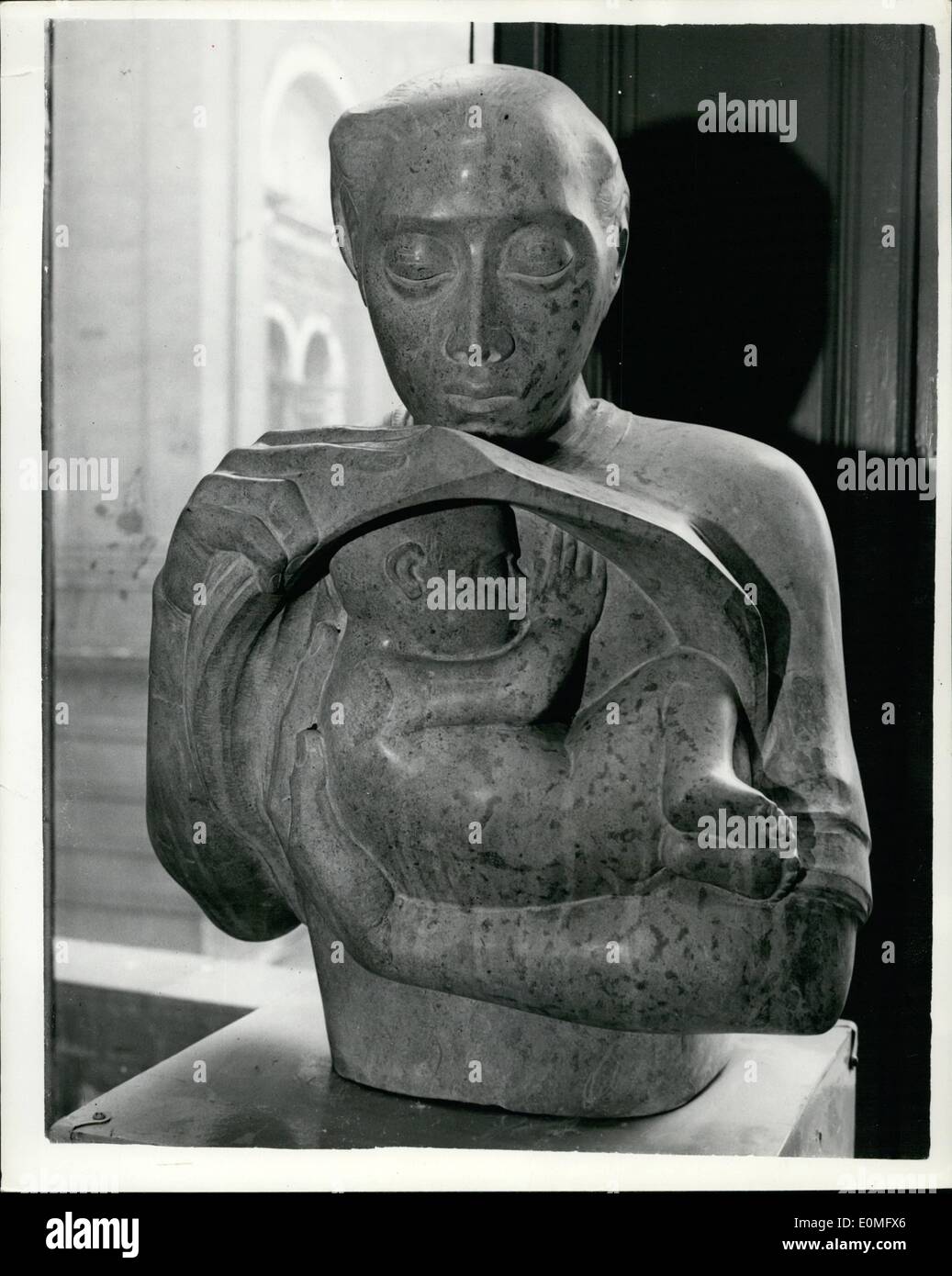 Gen 01, 1955 - Arte mostra al Victoria and Albert Museum. " Altre e Bambino'': una vista della stampante si è tenuta questa mattina presso il Victoria and Albert Museum della mostra d'Arte. Esso include dipinti - incisioni - Scultura - litografie - vetro macchiato ecc da studenti del Collegio Reale di Arte. La foto mostra una scultura in pietra in marmo fossile intitolata " altri e bambino" - da John Paddison presso la mostra questa mattina. Foto Stock