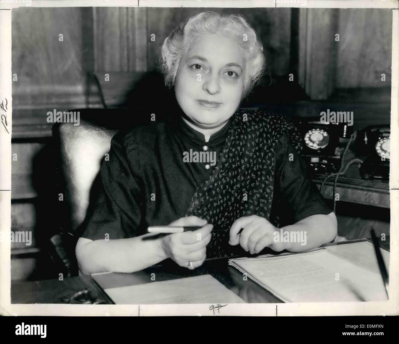 Gen 01, 1955 - un nuovo ritratto indiana di Alto Commissario. La foto mostra una nuova scrivania Ritratto di Signora Vijaya Lakshmi Pandit, il Foto Stock