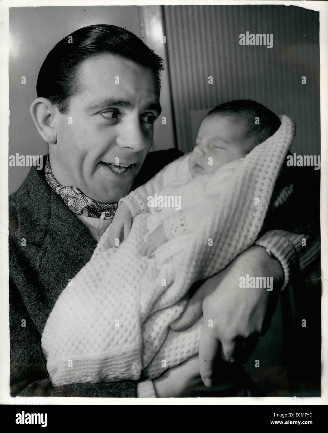 Gen 01, 1955 - Norman saggezza e Baby Jacqueline: La foto mostra il famoso comico, Norman Sapienza, visto come egli teneramente tiene la sua bambina, Jacqueline - al suo Barnet home. Foto Stock