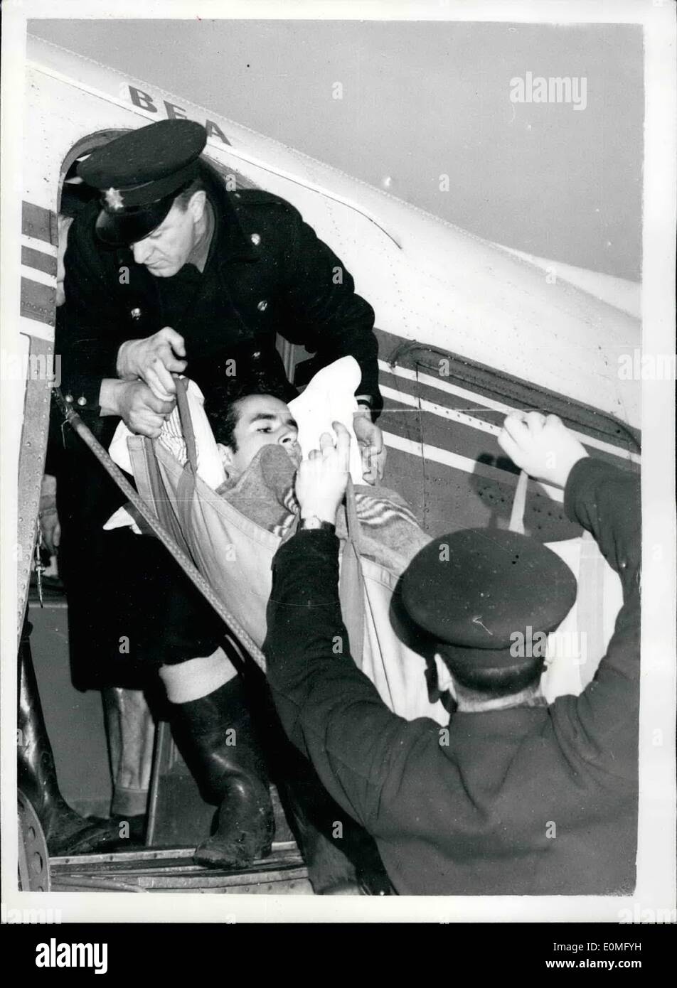 Gen 01, 1955 - Shot Boy Rioter arriva a Londra - e poi vola a Edimburgo per il trattamento: diciannovenne Renos Pouyoukas gli studenti che è stato girato quando le truppe britanniche hanno aperto il fuoco durante l'anti-British tumulti a Cipro sono arrivati in aereo a Londra la scorsa notte - e di nuovo a sinistra in aereo questa mattina per Edinburgo dove è quello di essere visto dal sig. Norman Dott il professore di neuro-surgary alla Università di Edimburgo. Il ragazzo è stato paralizzato da un proiettile che è entrato nella sua colonna vertebrale.. Il governo di Cipro sta pagando per il viaggio e il trattamento Foto Stock