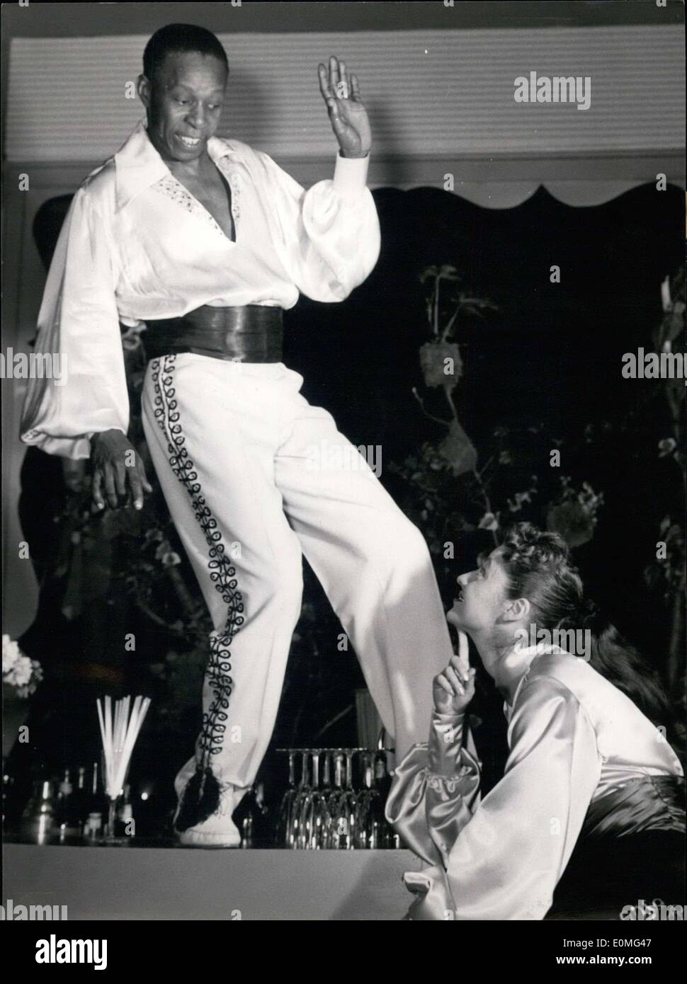 Mar 08, 1955 - nella foto è raffigurato il mondo' miglior ballerino passo John Bubbels insieme con il suo partner, attrice Caterina Valente. Hanno recitato nel film ''Ball im Savoy. Foto Stock