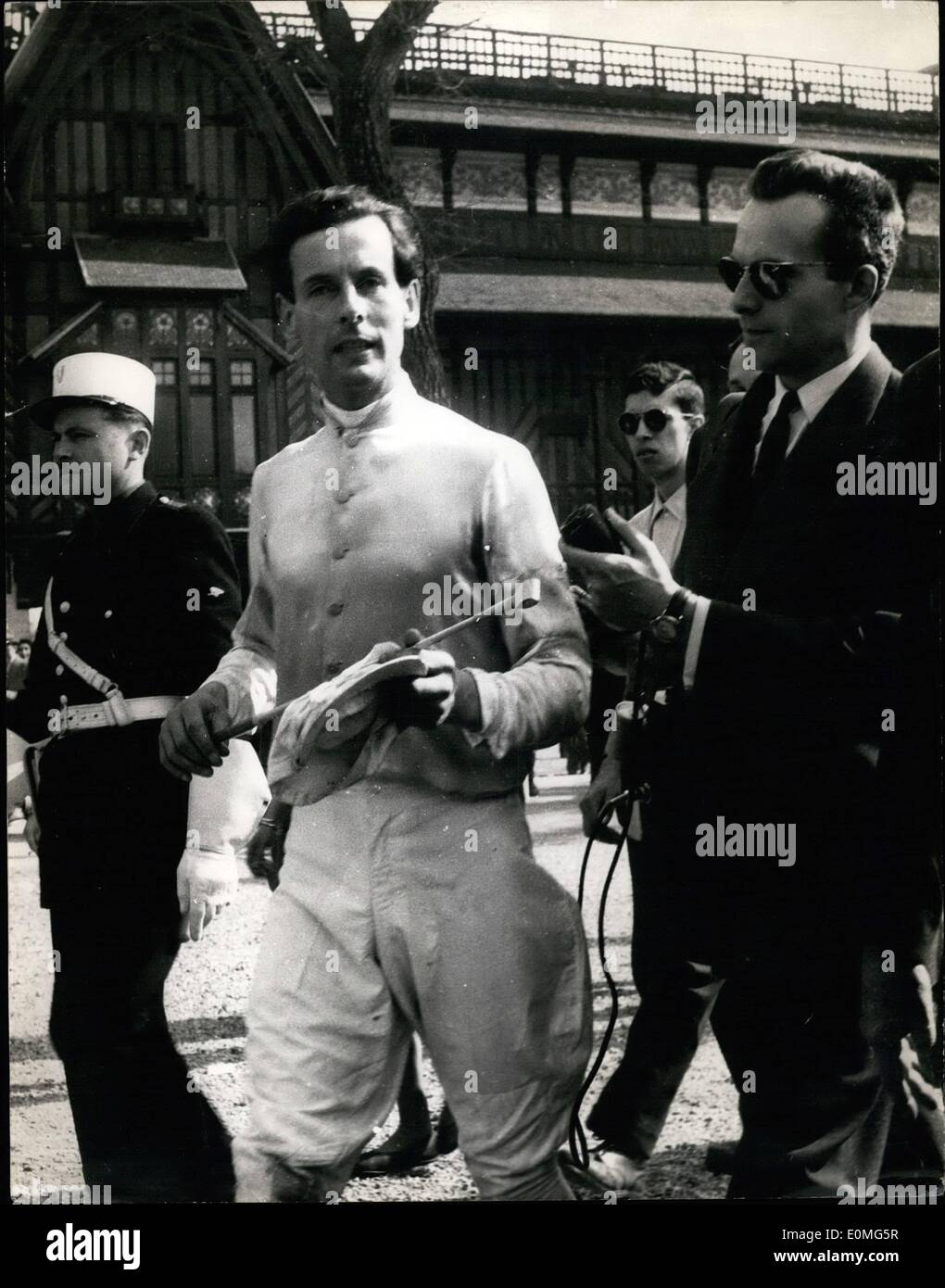 Apr. 04, 1955 - Capitano Townsend va in per una gara- e vince. Sulla strada per enclosure Saddling: Gruppo capitano Peter Townsend ieri ha preso parte a una corsa di cavalli a Maissons-Laffitte, nei pressi di Parigi e ha vinto su ''Nimrod''. La foto mostra il Capitano Townsend nel suo jockey kit- sul modo per il saddling enclosure per la gara di ieri. Foto Stock