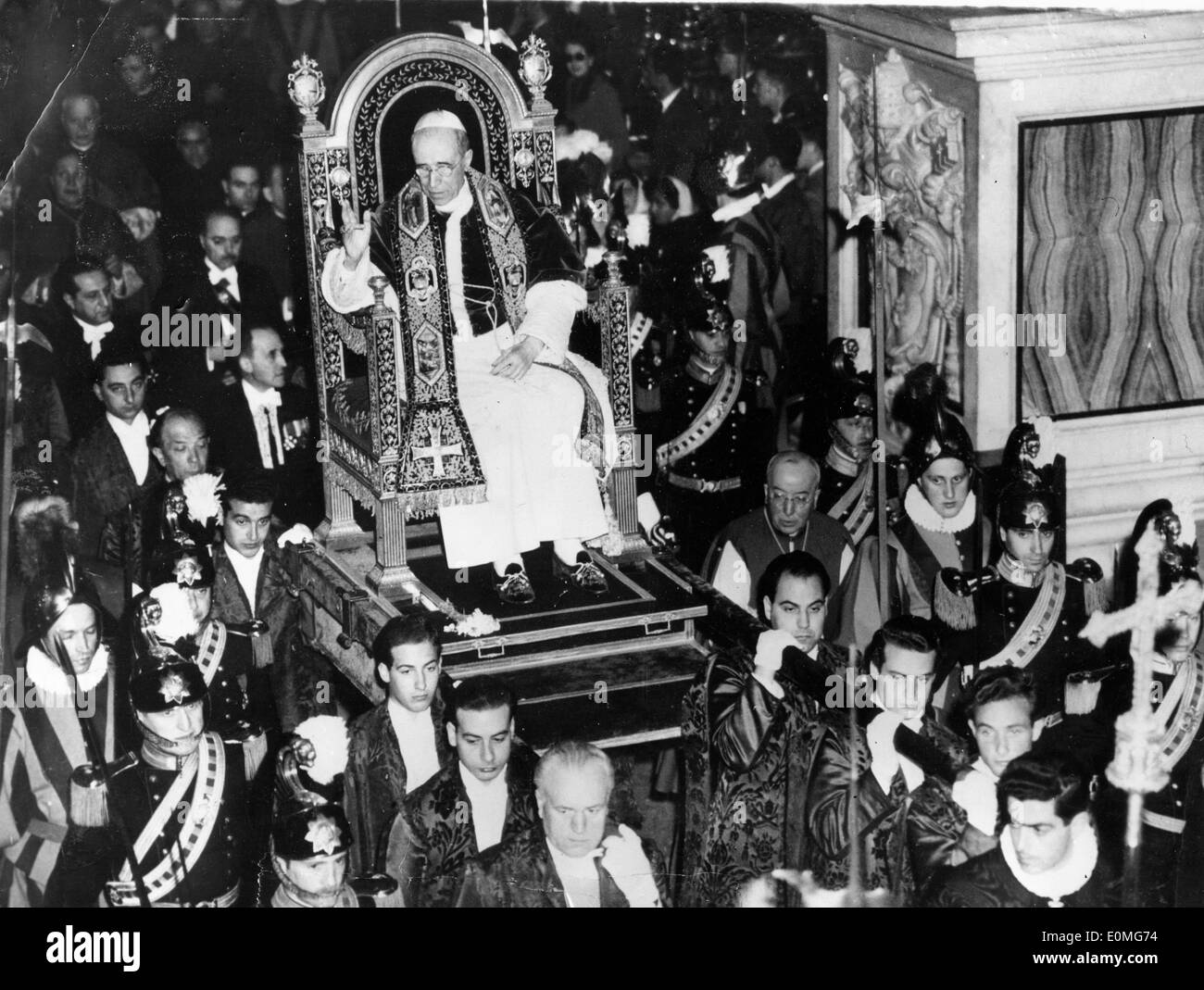 Papa Pio XII benedice la folla presso la Basilica di San Pietro Foto Stock