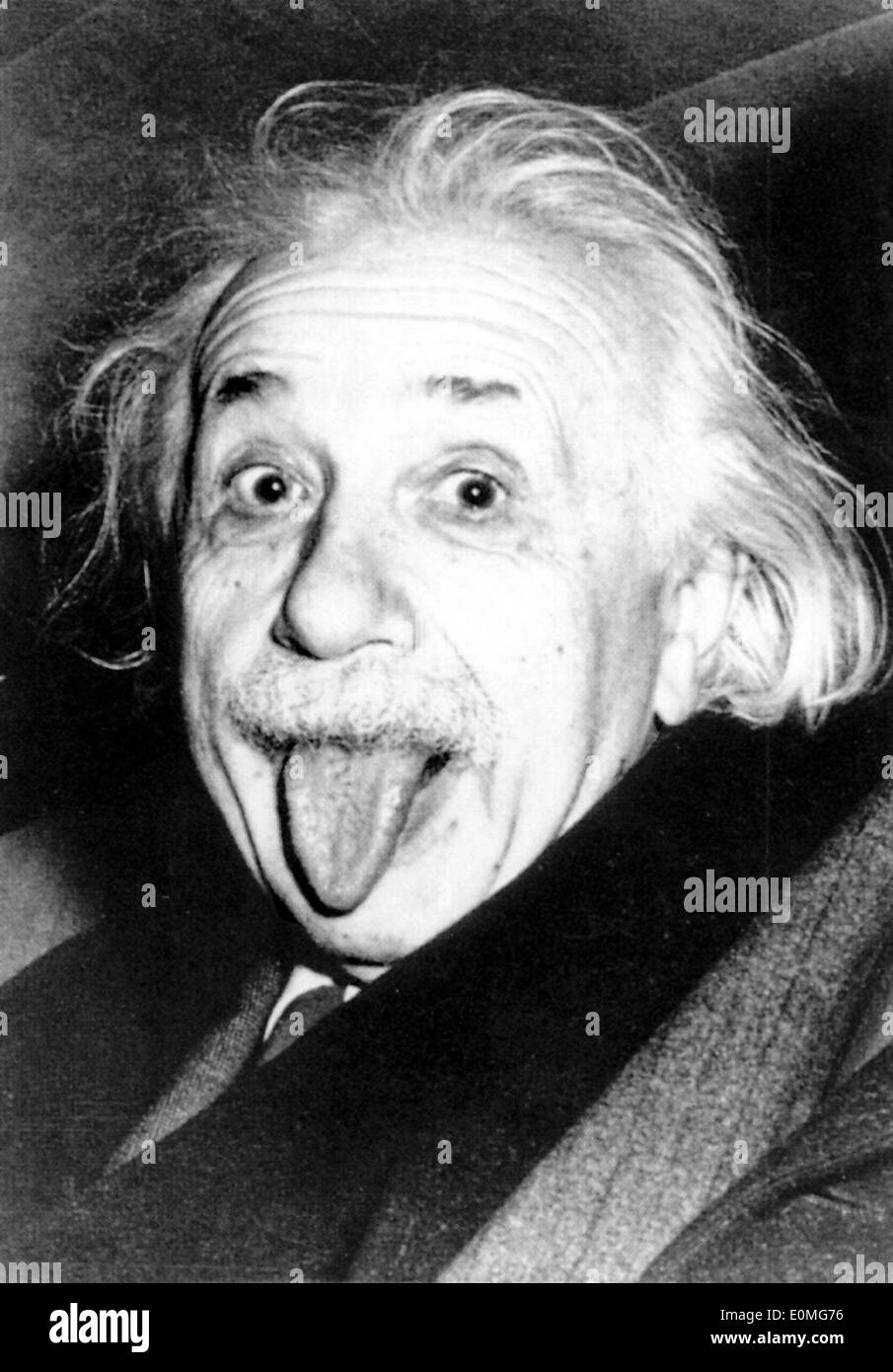 Albert Einstein attaccare fuori la sua lingua Foto Stock