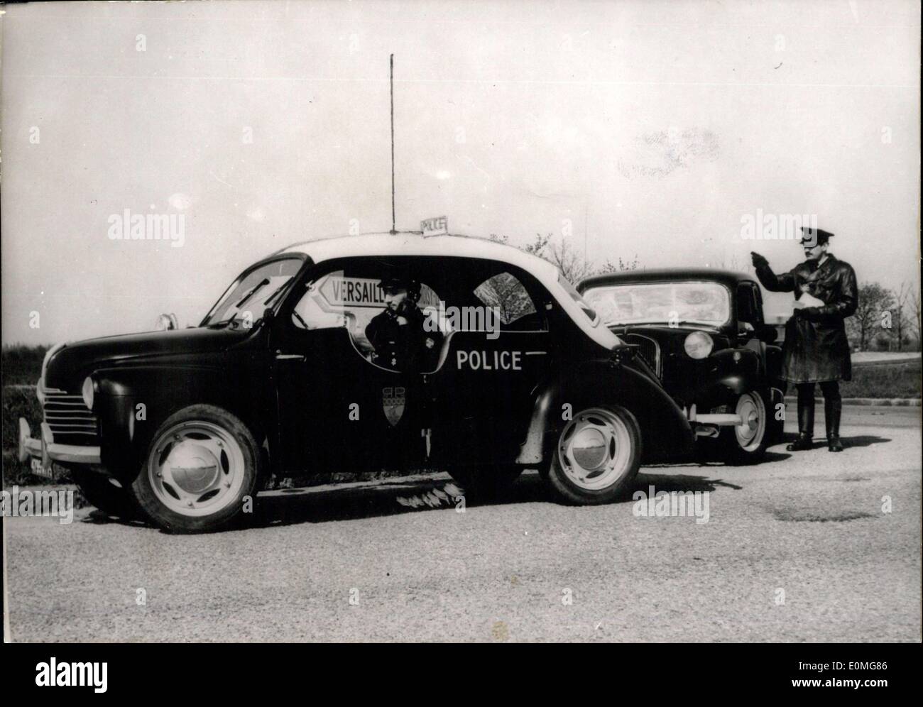 Apr. 22, 1955 - Parigi poliziotti del traffico per avere nuove Speedy pattuglia delle vetture: il nuovo 4 H.P. Auto di pattuglia messo in servizio dalla polizia di Parigi per il traffico dei poliziotti. La vettura è dotata di un ricevitore radio e del mittente. Foto Stock