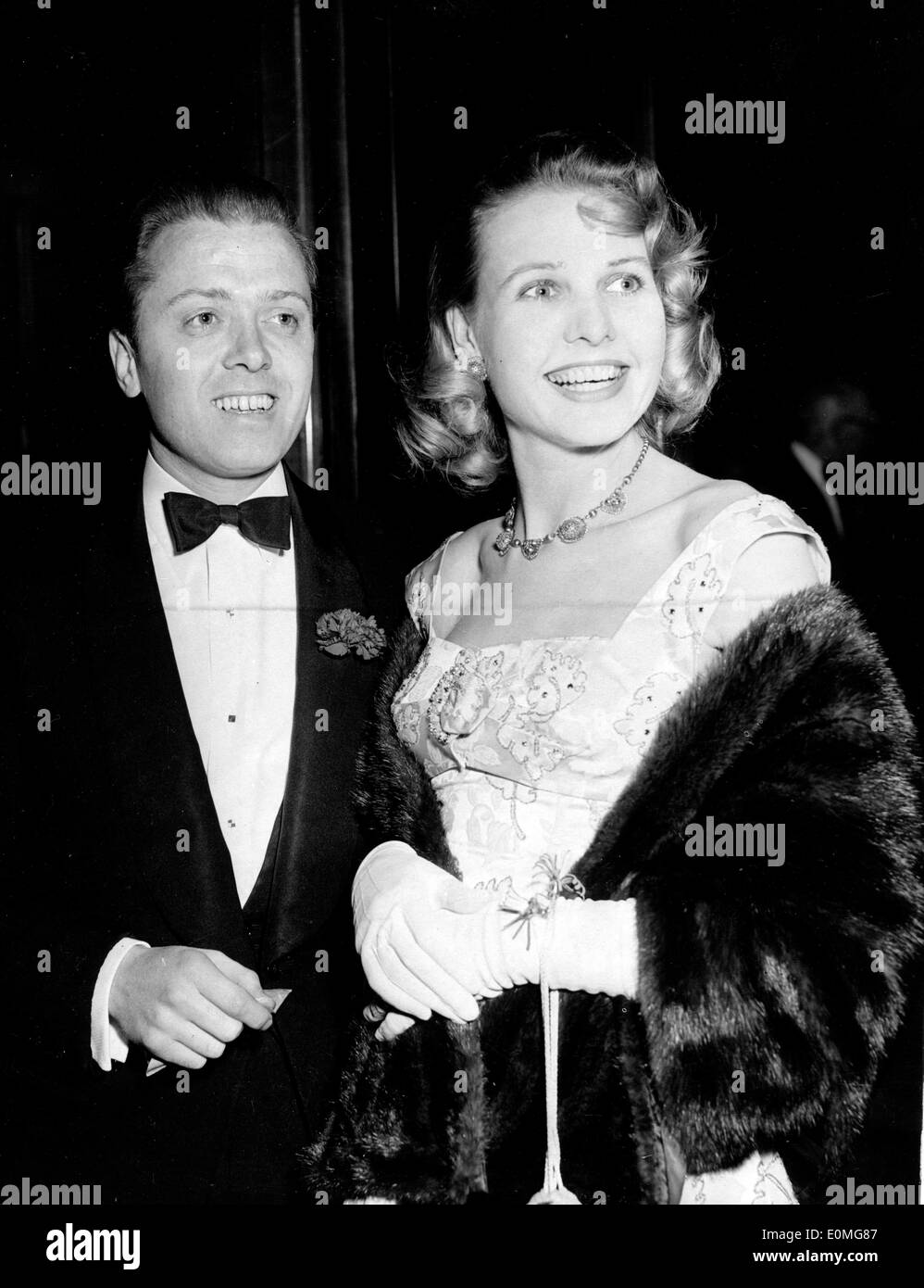 Apr 22, 1955; Londra, UK; attore Richard Attenborough e sua moglie SHEILA SIM arrivano all'Odeon, Leicester Square, ultima sera per la prima notte di 'la nave che è morto di vergogna che Richard stelle. Il Attenboroughs hanno un bambino di 5 anni e sono in attesa di un altro bambino in settembre. Foto Stock