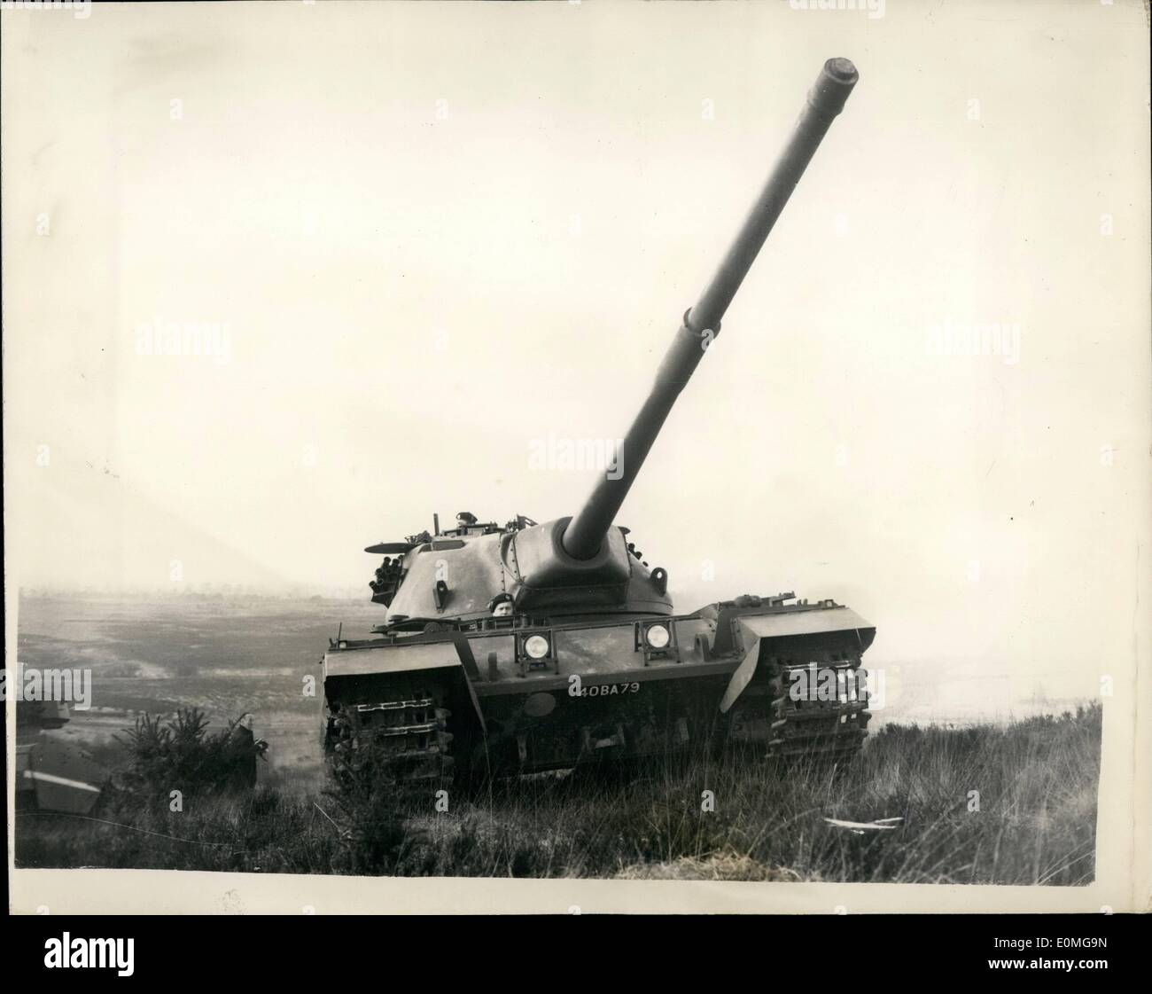 Mar 17, 1955 - 17-3-55 dimostrazione del conquistatore serbatoio. Una dimostrazione del nuovo serbatoio conquistatore si è tenuta oggi presso il veicolo di combattimento Ricerca e sviluppo stabilimento, Chobham, Surrey. Il primo conquistatore serbatoi saranno lasciando poco per Baor dove potranno subire ampie prove di truppe. Keystone Foto Mostra: Vista del conquistatore serbatoio, durante oggi le dimostrazioni. Foto Stock Mar 17, 1955 - 17-3-55 dimostrazione del conquistatore serbatoio. Una dimostrazione del nuovo serbatoio conquistatore si è tenuta oggi presso il veicolo di combattimento Ricerca e sviluppo stabilimento, Chobham, Surrey. Il primo conquistatore serbatoi saranno lasciando poco per Baor dove potranno subire ampie prove di truppe. Keystone Foto Mostra: Vista del conquistatore serbatoio, durante oggi le dimostrazioni. Foto Stock