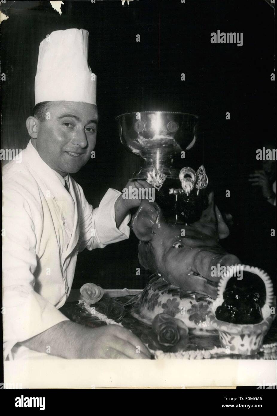 Mar 21, 1955 - 40 anni il Sig. Marc Coulon ha ricevuto il ''Oscar de la salumeria" dall'Unione de la Charcuterie questa mattina in un ristorante parigino. Nella foto è il vincitore del trofeo in mano, in piedi accanto al suo capolavoro. Foto Stock