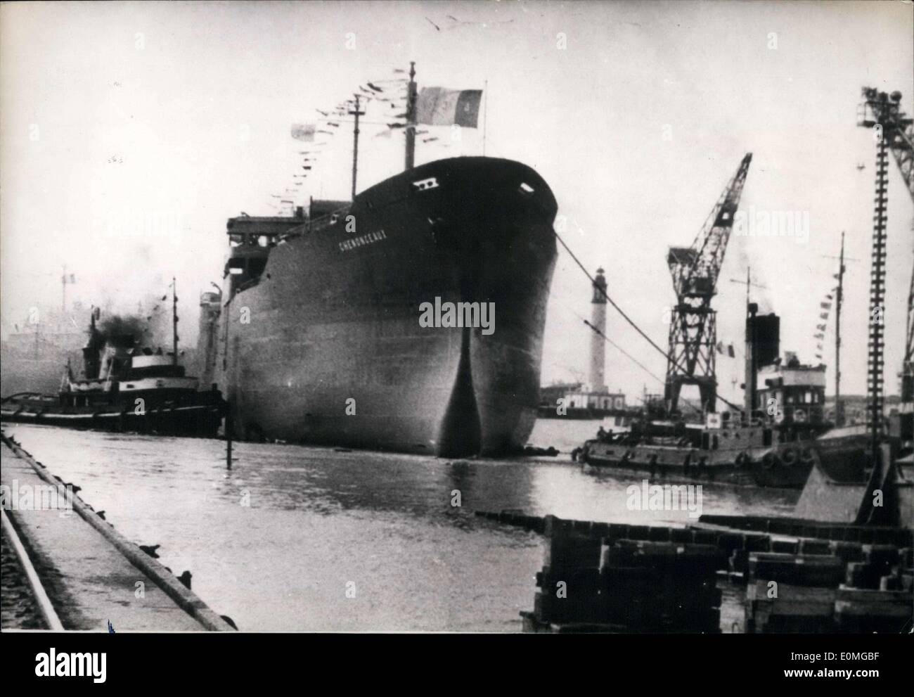 Mar 29, 1955 - BP nuova petroliera Chenonceaux messo in acqua porta di Dunkerque Foto Stock