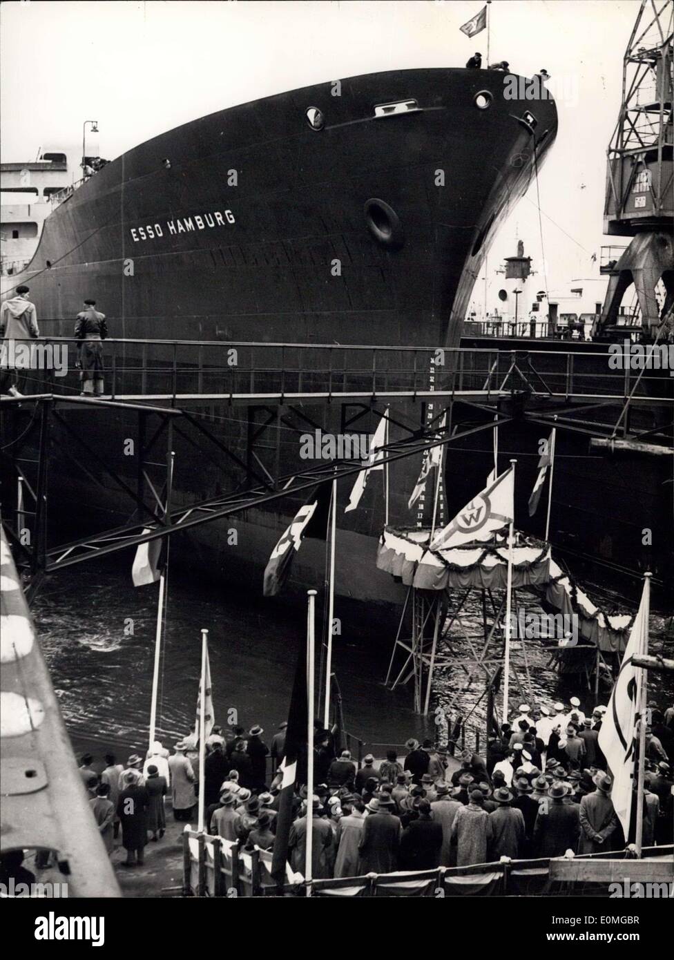 Apr. 02, 1955 - più grande petroliera tedesca è stata lanciata in Hamburg sabato. Il tedesco pontile costruito il 17100 tsl gigante in due pezzi che dove impostare insieme in questa occasione nel bacino galleggiante. La nave è stata battezzata ''Esso Hamburg' Foto Stock