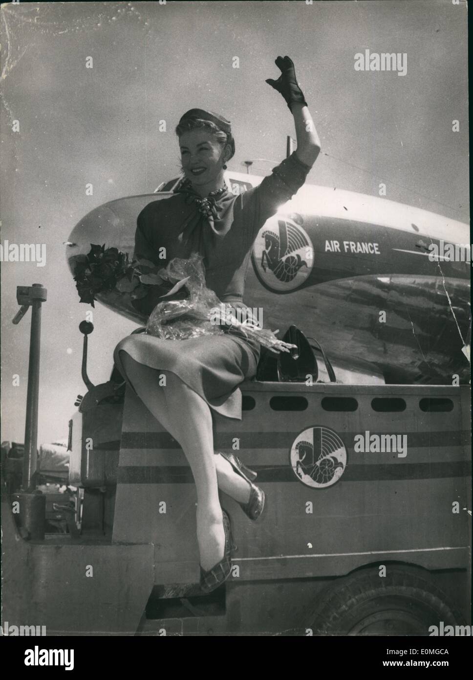 Apr. 04, 1955 - En Route al festival di Cannes ; famoso schermo americano star Esther Williams su arrivo all aeroporto di Orly aeroporto En Route al Festival di Cannes. Foto Stock