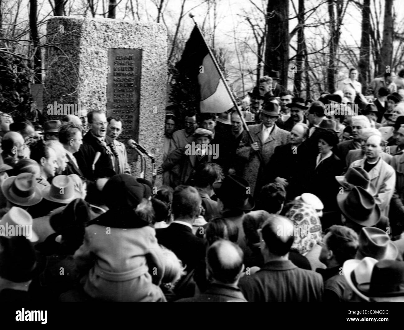 Ex campi di concentramento i prigionieri festeggiare al cimitero Leitenbach Foto Stock
