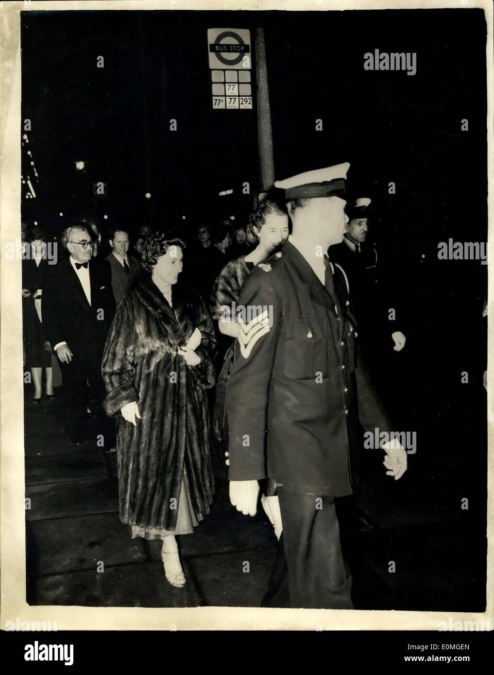 Maggio 04, 1955 - sorpresa per il Bus Coda. La principessa Margaret da passeggiate: Sorpresa incontro per persone a Londra fermata autobus la notte scorsa la principessa Margaret va da in modo alla sua auto dopo aver lasciato il teatro Stoll, Kingsway, dove vide il gioco ''Kismet'' per la seconda volta in sei giorni. La Principessa indossava una pelliccia sopra il suo corto abito da sera. Incluso nel suo partito è stato il Sig. Billy Wallace. Foto Stock