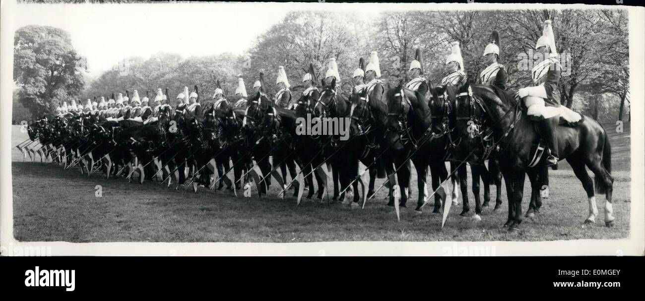 Maggio 05, 1955 - Casalinghi Cavalleria tenere piena prova generale del musical Ride: cavalleria della famiglia di questa mattina un full-prova generale del musical Ride, nel paddock di Kensington Palace. La foto mostra la scena durante il Musical Ride prove in Kensington Palace Paddock questa mattina. Foto Stock