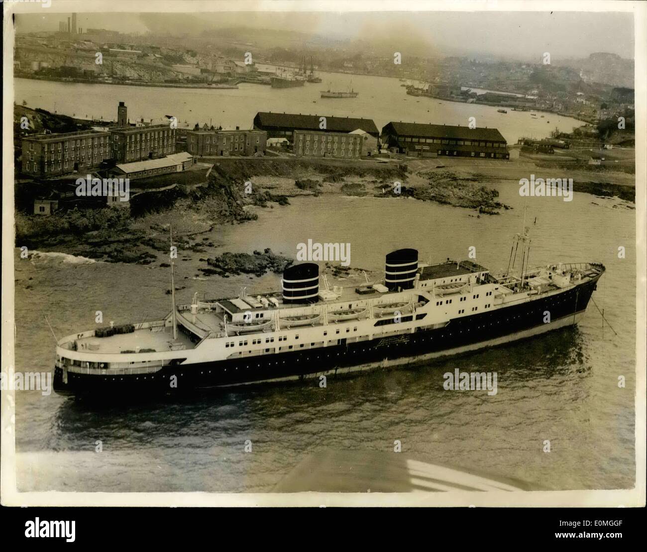 Maggio 05, 1955 - Camicia norvegese arenarsi Off Plymouth Hoe.. Come si vede dall'aria.. Mai prima ha un rivestimento giunto così vicino a Plymouth Hoe.. Così vicino, infatti, che il 6,269 ton ''Venere" è sulle rocce. Due volte ieri rimorchiatori ha cercato di rimettere in circolazione il suo. Questa mattina il tentativo rimasto ''Venere'' come si vede in questa immagine dall'aria.. Cinque mila persone hanno guardato come i rimorchiatori tentato nuovamente la notte scorsa - la camicia sollevata ma rimase veloce sulle rocce.. Ingranaggio pesante e del carico viene rimosso per darle una migliore possibilità di recuperare a la prossima alta marea. Foto Stock