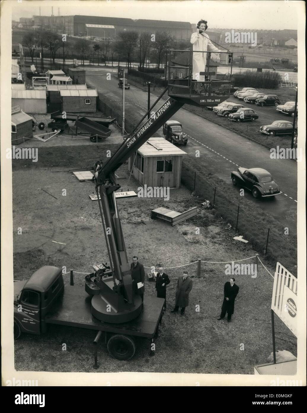 Apr. 04, 1955 - Le anteprime delle industrie britanniche fiera a Birmingham. Una delle esposizioni all'B.I.F a Birmingham è questo Simon Mobile piattaforma idraulica. Questa macchina eroga con scale, impalcature, il blocco e la puleggia trivelle, e altre perdite di tempo ad affrontare. Si può mettere un uomo - o uomini - altezze di 40 piedi o più. Operazioni è completamente idraulico e tutti i movimenti sono controllati dalla piattaforma per mezzo di pedali per azzerando e abbassamento e un ginocchio operato il controllo di rotazione. Duplica controllati sono di fornire sul tunatable dovrebbe la pompa o il motore non riescono. mostra fotografica di Miss Wendy Adshead Foto Stock