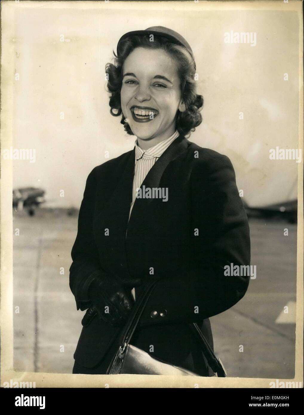 Apr. 04, 1955 - tedesco Lufthansa equipaggio arrivano sul volo di formazione.la graziosa hostess da Brema: un convair della tedesca Lufthansa compagnia aerea sono arrivati all'Aeroporto di Londra questo pomeriggio - con il suo equipaggio che erano su un volo di formazione. Incluso nell'equipaggio è 24 anni Wodrich Rosmarino che ha studiato negli Stati Uniti e che è stato un segretario a Brema stazione di trasmissione prima che ella divenne un air hostess di Lufthansa. La foto mostra: Rosmarino Wodrich (corretta) all'Aeroporto di Londra questo pomeriggio. Foto Stock