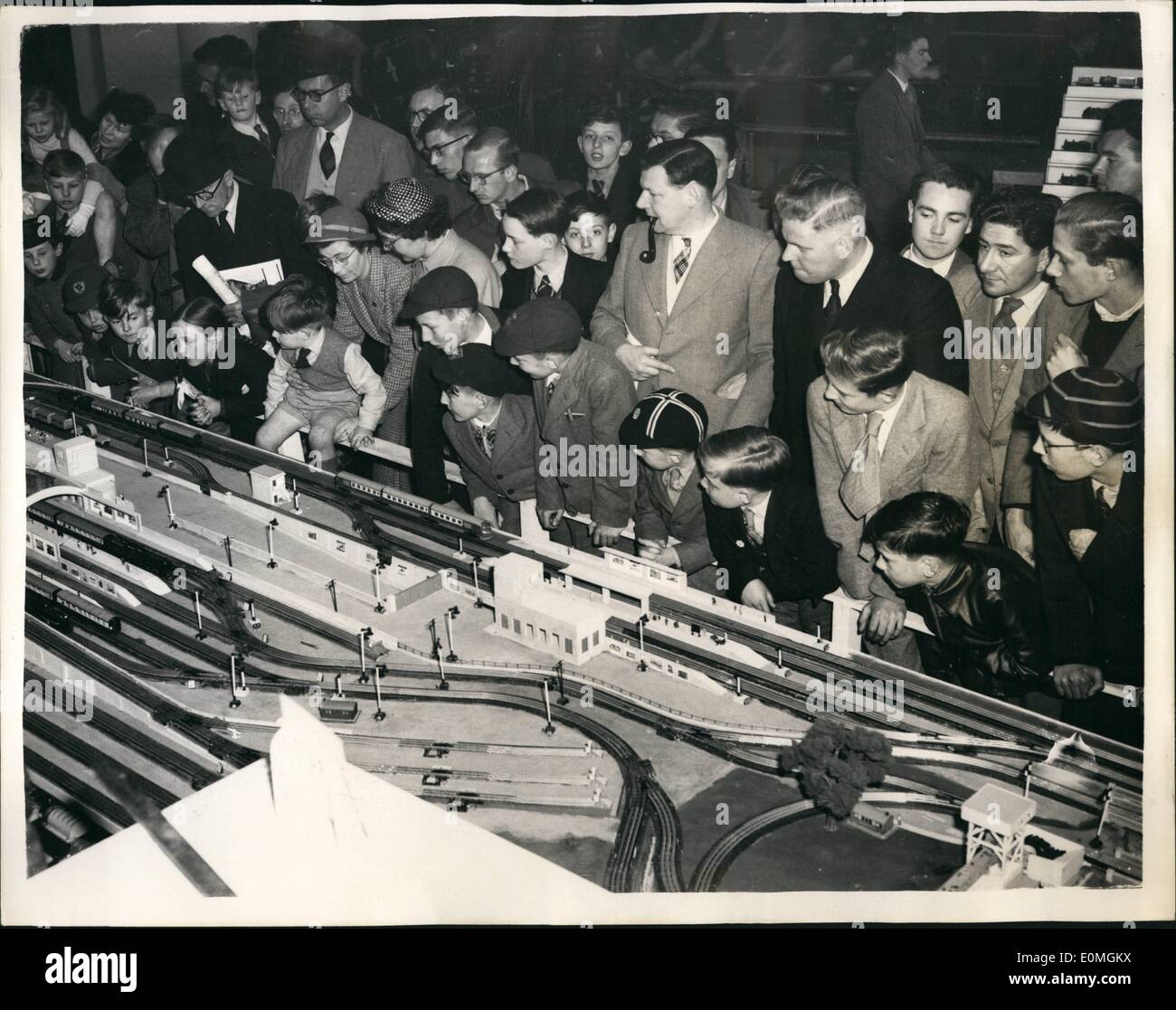 Apr. 04, 1955 - modello ferroviario si apre la mostra: Foto mostra ai visitatori di tutte le età per il modellismo ferroviario mostra che si è aperta oggi presso il Central Hall di Westminster - guardando un modello di lavoro'underground di Londra. Foto Stock