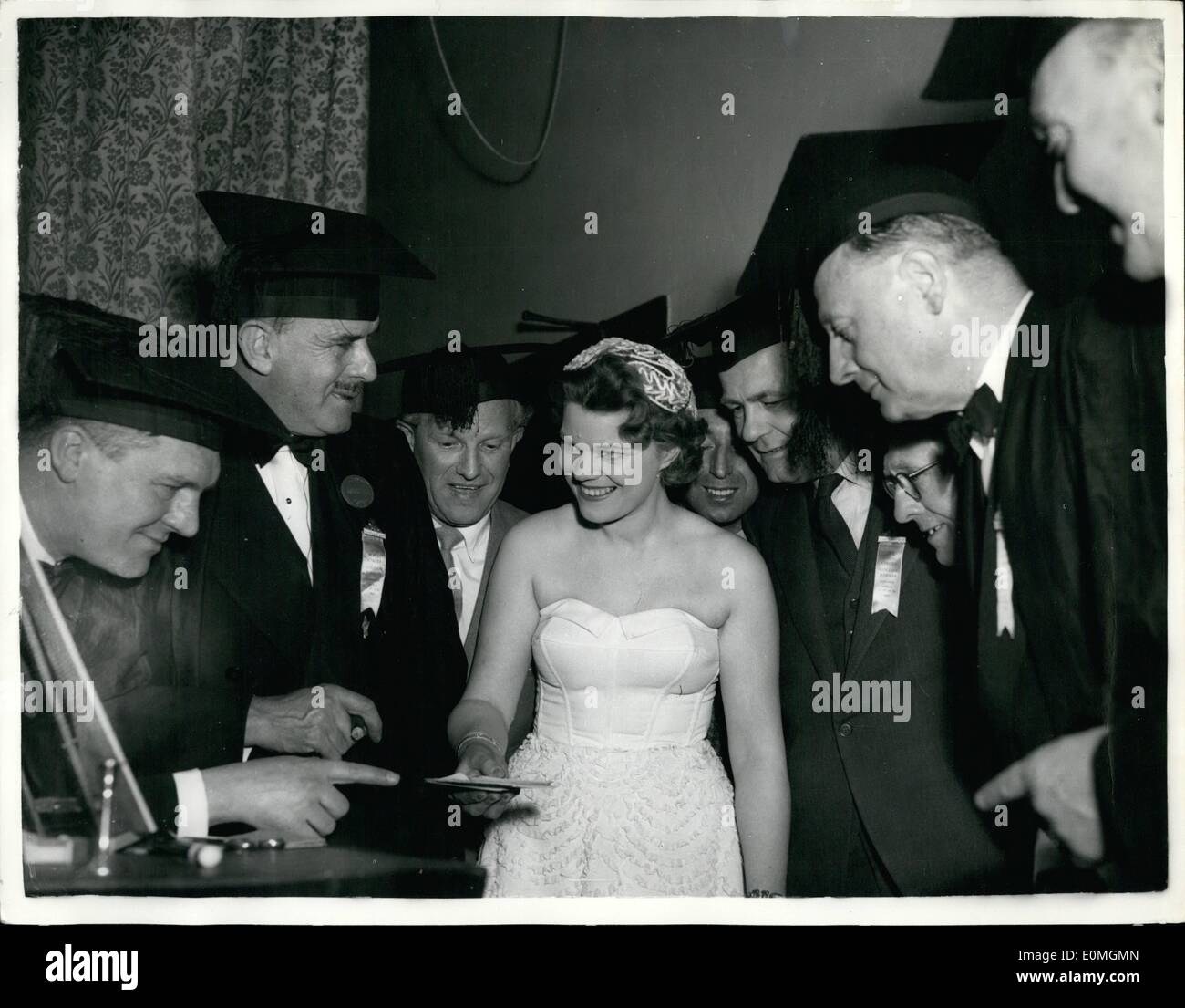 Apr. 04, 1955 - Ann Hardy il mago affascinante dal Belgio mostra card trucchi per ''Magic cerchio'' maghi. Ann Hardy il famoso mago che proviene dal Belgio, mostra alcuni dei suoi trucchi di carta a adeguatamente vestito i colleghi. Ella si è visto durante le cerimonie per contrassegnare il Giubileo del cerchio magico tenutasi a San Paneras. (Londra) Municipio. Foto Stock