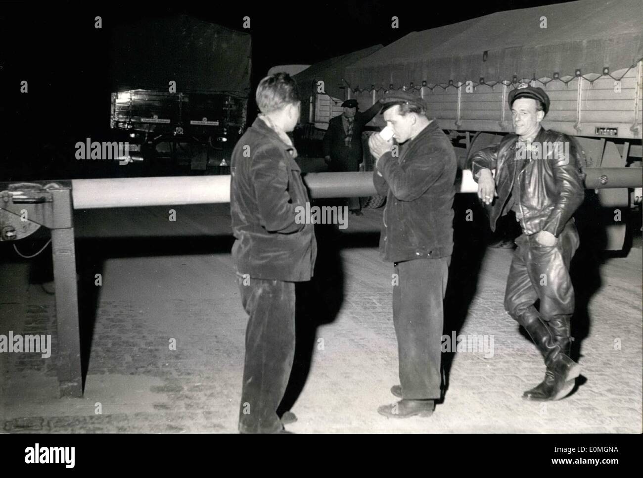 Apr. 04, 1955 - lunghe file di camion alla frontiera le guardie del crescente fino alla strada-taxx il governo della Repubblica democratica tedesca (zona sovietica) sono il sollevamento delle imposte delle strade tra Westberlin e la Bundesrepublik. Sindaco di Berlino, Dr Otto Suhr, e alleati occidentali sono state protestando contro questa oder e sono state requisting per preservare questa misura. Un credito di un milione di marchi è concesso, che il traffico non cadrà addormentato. Ops: Ascene alla frontiera-guardia a Dreilinden, Berlino, l'ordine proveniente int vigore. 6km è stato il file dei carrelli in lunghezza. Foto Stock