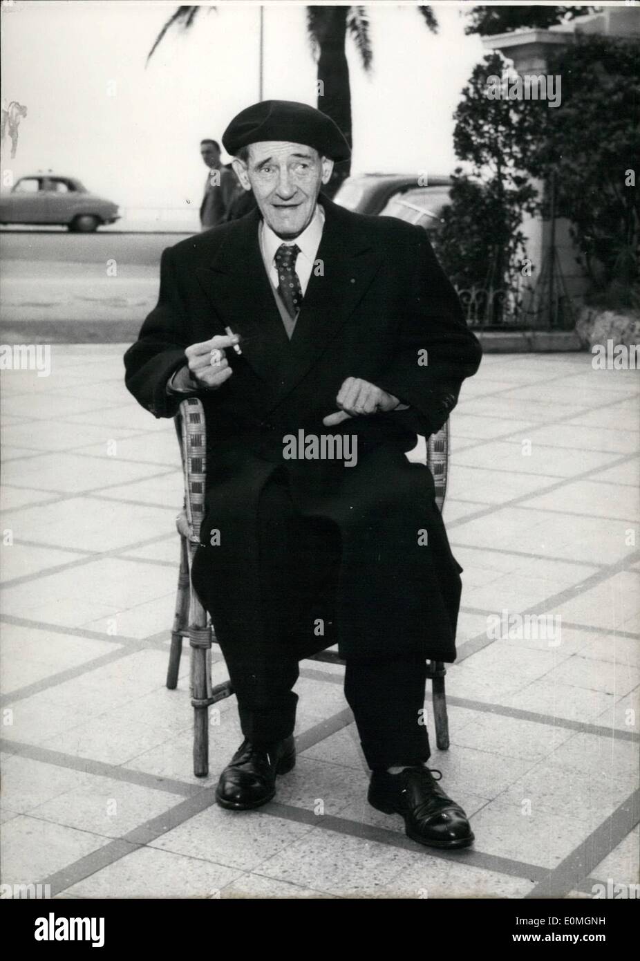 Apr. 04, 1955 - Utrillo trascorre la Pasqua sulla Riviera: Maurice Utrillo, il famoso pittore francese, godendo del sole sulla Promenade Des Anglais, Nizza, dove ha trascorso le vacanze Baster. Foto Stock