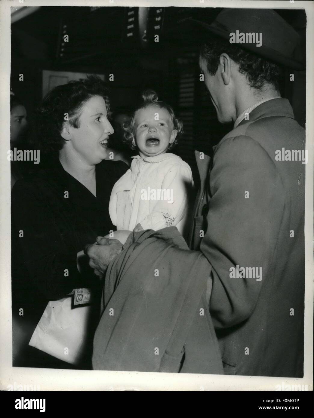 Maggio 05, 1955 - MADRE VOLA IN AMERICA PER DARE IL SUO BAMBINO lontano un mese 17 old Baby girl volò con sua madre da Aeroporto di Londra la scorsa notte per essere adottato da una coppia americana che lei chiama mamma e papà. Il bambino è Joyce McDonagh,più giovane di sei figli di Tommaso e Lily McDonagh,da Newton le Willows, Lanca.In attesa di loro a Holly Hill,Carolina del Sud sono il sergente George Viansky della US Air Force e sua moglie.La storia inizia quando il sergente Viansky era di stanza in Gran Bretagna vicino al McDonaghs Foto Stock