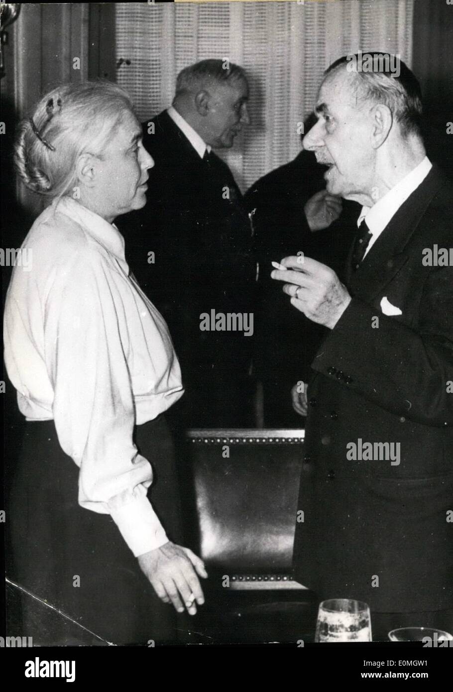 05 maggio 1955 - di tanto in tanto il Schilleryear; il famoso poeta Thomas Mann ha trascorso alcuni giorni in Weiamr. Nel teatro nazionale egli Foto Stock