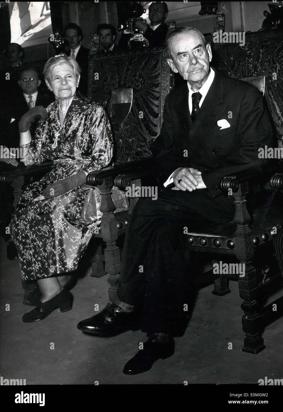 Maggio 05, 1955 - Thomas Mann e sua moglie sono raffigurati in pubblico alla L&uuml;beck municipio come essi sono in onore di lui. Missionari converte di benvenuto Foto Stock