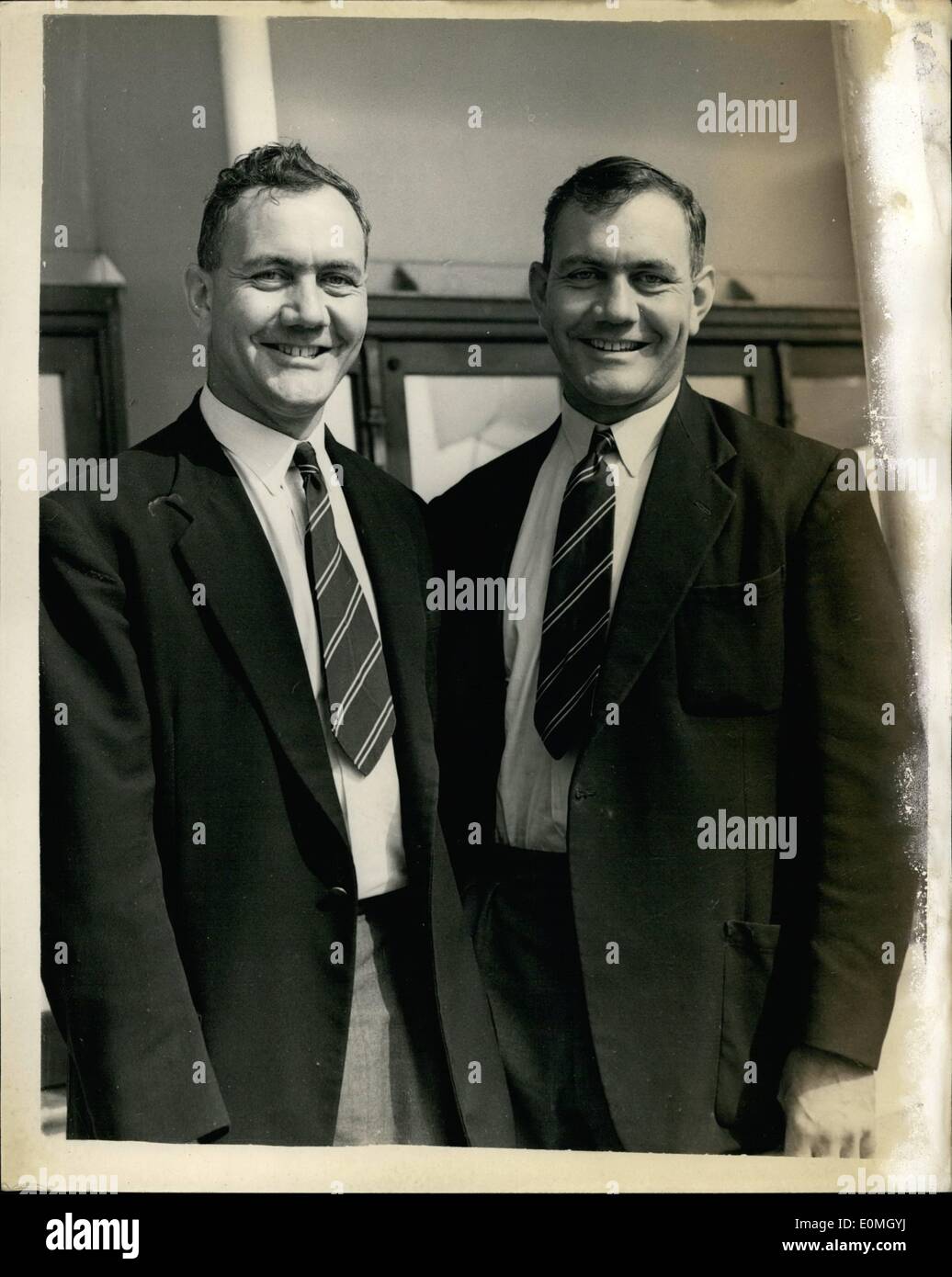 Apr. 04, 1955 - Bedser gemelli torna da Australia: foto mostra Alec Bedser, n diritto, un membro della M.M.C. Cricket - e suo fratello gemello Eric Bedser - fotografato il loro ritorno dall'Australia, a bordo della S.S. ''Orsova'' a Tilbury oggi. Foto Stock