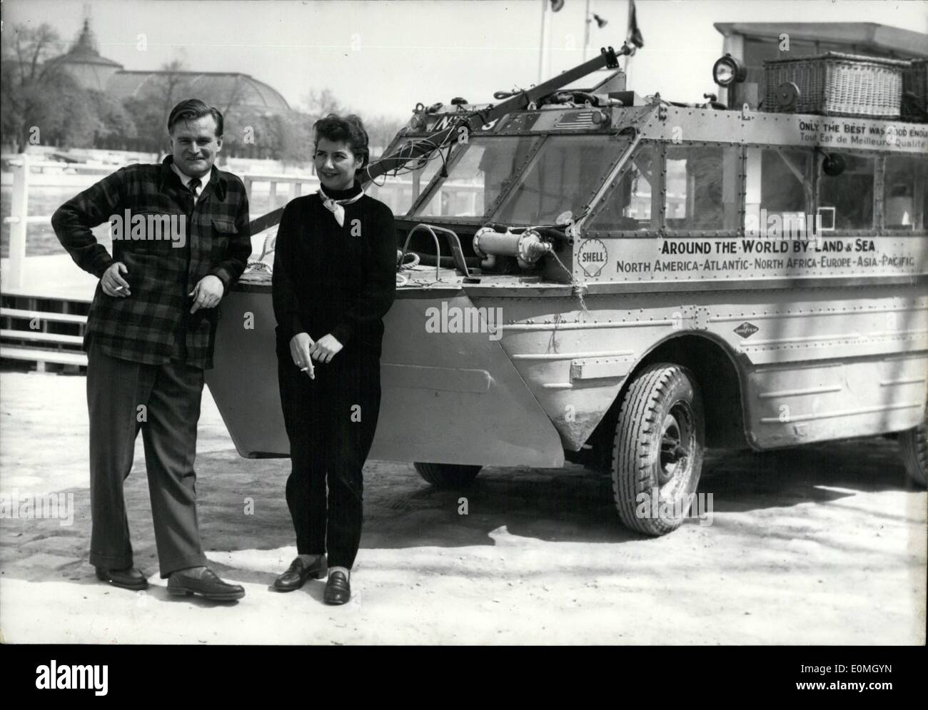 Apr. 04, 1955 - in tutto il mondo via terra e via mare in anfibi Jeep: Australian matura il sig. e la Sig.ra Carlis. in posa di fronte Foto Stock