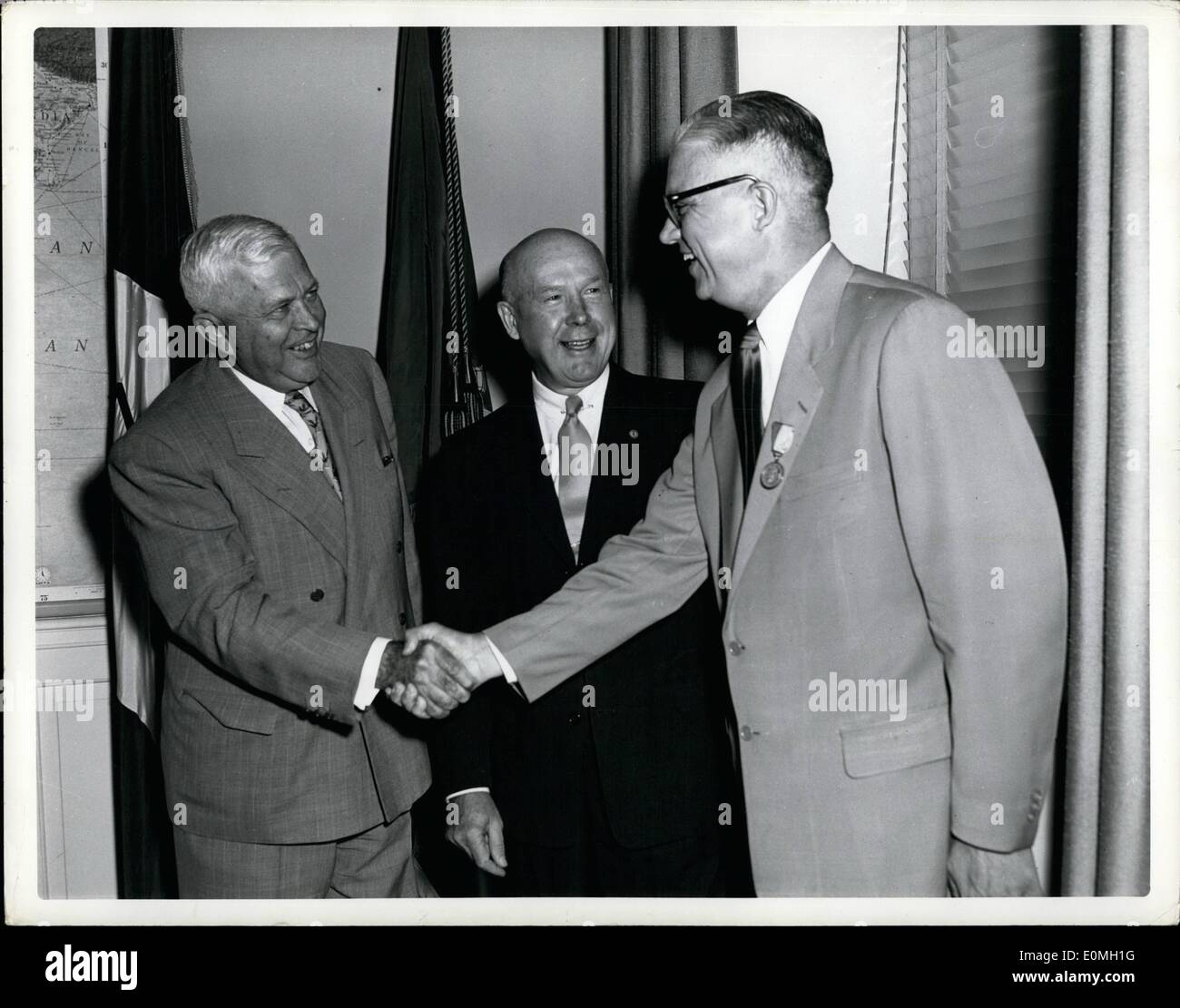 Lug. 07, 1955 - SEC Difesa Charles E. Wilson (sinistra) si congratula con Secary Robert T. Stevens (destra) dopo secnavy Charles S. Thomas (centro) presentato la marina di distinzione nel servizio pubblico di aggiudicazione. Sec Stevens ha ricevuto il premio di riconoscimento e apprezzamento per i suoi servizi alla marina militare nel campo di servizio tra la cooperazione e il coordinamento. Il premio ha mai visto dato da Te marina al segretario di un altro reparto militare. Sec Stevens dimissioni dall'esercito divenne  21 luglio 1955. Foto Stock