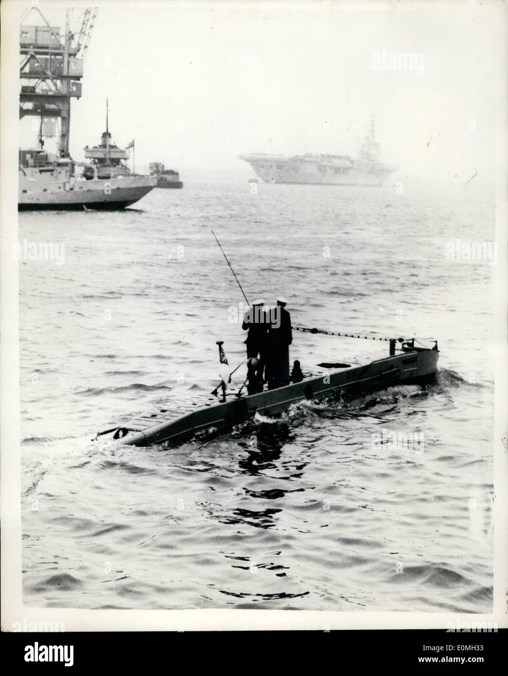 Lug. 07, 1955 - Il nuovo "hrimp'' di classe Midget sommergibile della Royal Navy.... L ultima imbarcazione per unire i gamberi sommergibili classe della Royal Navy è il ''Stickleback'' la sorella di navi essendo il 'Shrimp"; "prat'' e ''Minnow''. Costruito da Vickers Armstrong di Barrow-in-Furness - ella è presidiata da un equipaggio di cinque - è di 54 piedi di lunghezza ed è dotato di un motore Perkins P6 diesel motore per fornire la propulsione elettrica Potenza.. L'equipaggio composto da capitano; Ist. Lieut.; camera motore artefice; ingegnere meccanico e da elettricista, mate.. Foto Stock