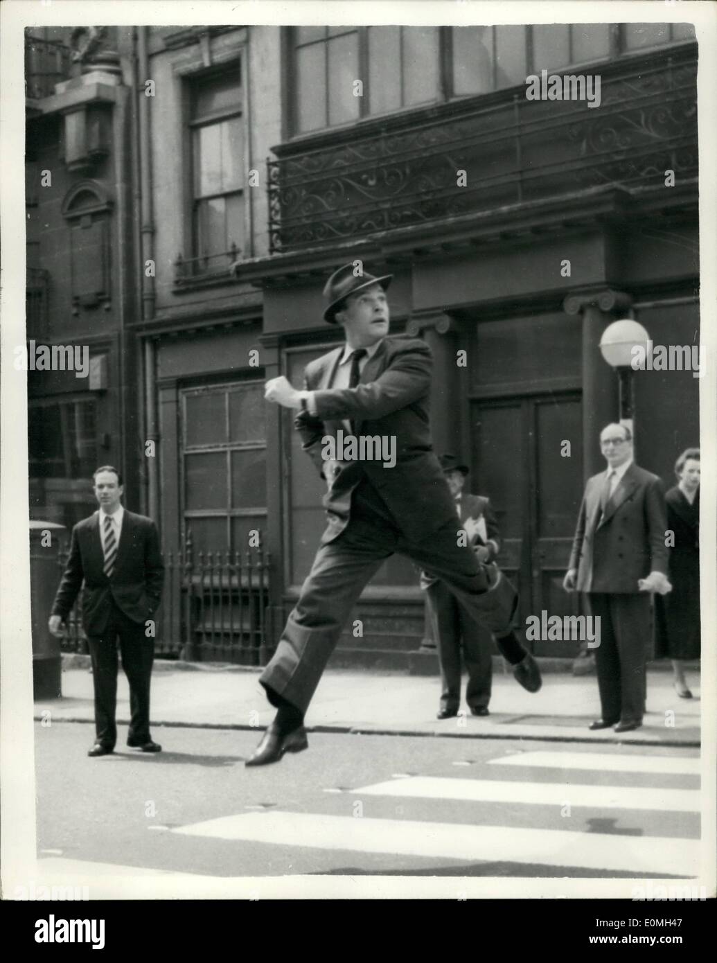 05 maggio 1955 - Il Gene Kelly a Londra: Gene Kelly, il famoso film americano ballerino, arrivati all'Aeroporto di Londra oggi da Parigi, dopo aver partecipato al Festival del Cinema di Cannes. Egli è visto qui come ha ballato il suo modo attraverso un passaggio pedonale a Londra Foto Stock
