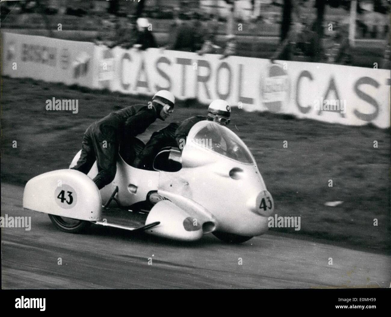 05 maggio 1955 - Il team della bavarese motori (BMW) Noll - Cron ha vinto la gara nella 500 ccm classe con una velocità media di 163,8 km/h per cerchio. La foto mostra la BMW-World-Champions-Noll-Cron in una delle curve del Hockenheim-Ring. Foto Stock