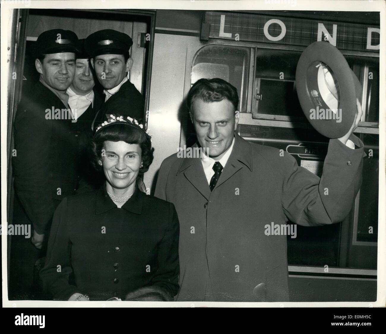 Maggio 05, 1955 - Billy Graham arriva a Londra. Crociata si apre a Wembley.: Billy Graham gli Stati Uniti Evangelista - arrivato a Euston dalla Scozia questo pomeriggio. La sua crociata di Londra si apre a Wembley Stadium di sabato. Mostra fotografica di Billy Graham e sua moglie - al suo arrivo presso la stazione di Euston e questo pomeriggio. Foto Stock