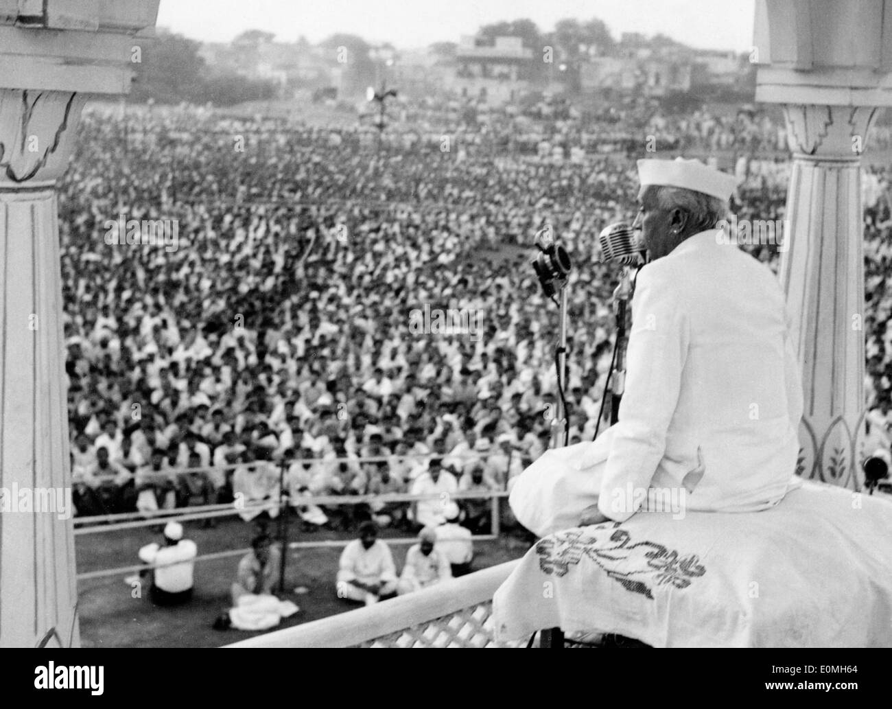 Jawaharlal Nehru dà un discorso a Indian unionisti e dei lavoratori Foto Stock