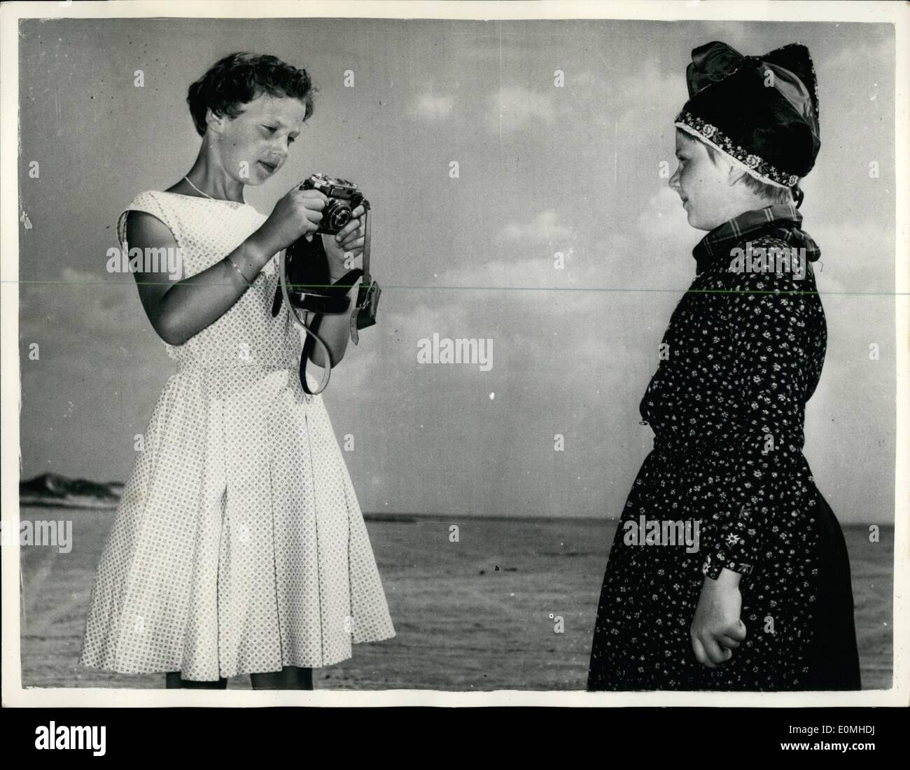 Lug. 07, 1955 - Famiglia Reale danese Fanoe visita.. La Principessa diventa un gioco da ragazzi per gli album: Re Frederik - Regina Ingrid e le loro tre figlie principesse Margrethe - Anne Marie e Benedikte arrivarono a Esbjerg a bordo della Royal Yacht ''Dannebrog'' recentemente e -poco dopo il traghetto li portò alla spiagge di Fanoe - mentre il re e la regina pranzato con il Sindaco di Esbjerg le principesse ha invitato i loro amici - Dora; Ida e Ulla Kampmann figlie del ministro delle Finanze Viggo Kampmann e Christina Robde che erano tutti vestiti in originale costume Fanoe Foto Stock