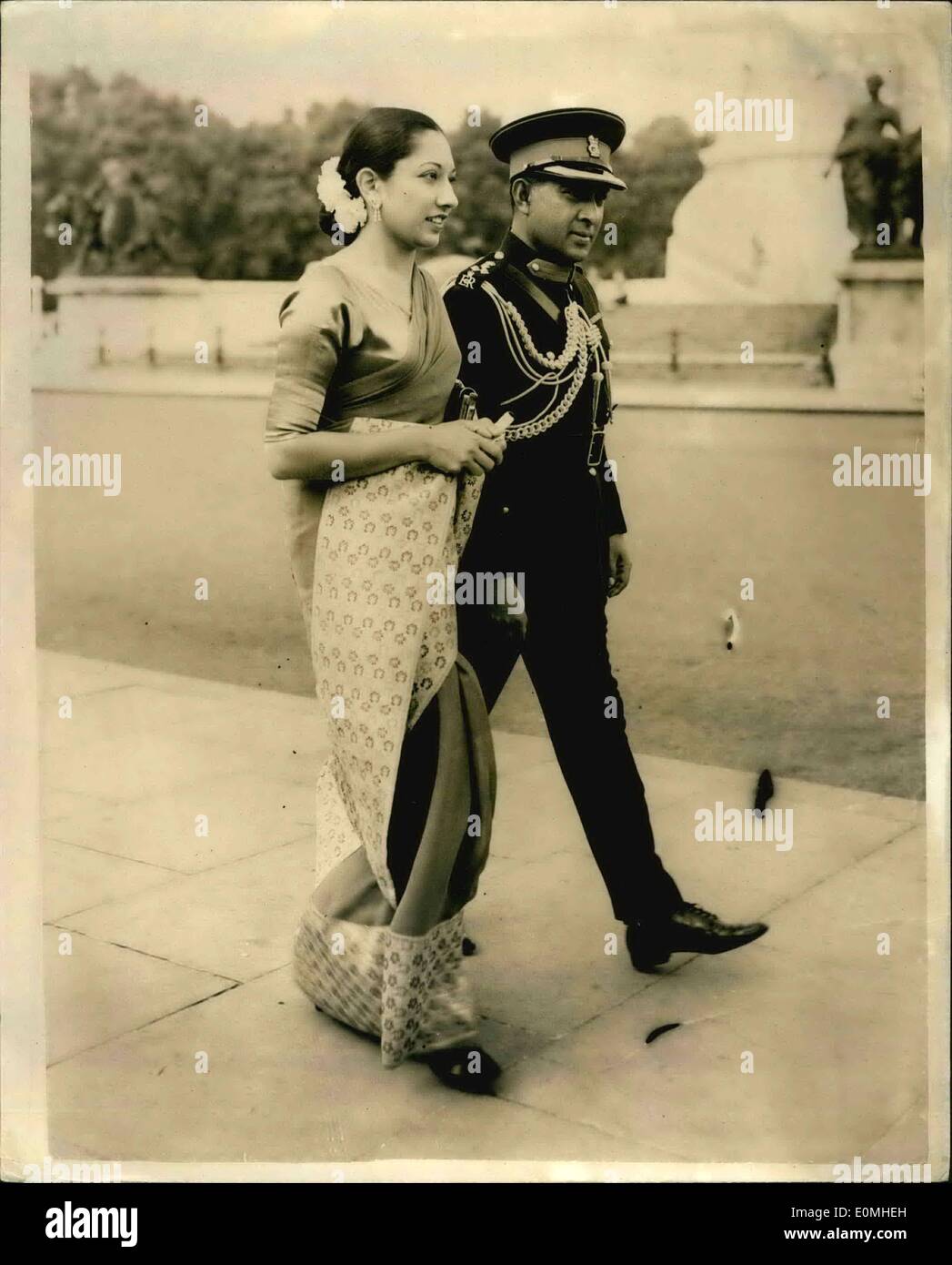 Lug. 14, 1955 - 14-7-55 Regina detiene il Garden Party al Palace. Gli ospiti da Colombo. Keystone Foto Mostra: brigadiere Anton Muttu Kumaru, e sua moglie, da Colombo visto sul loro modo a Buckingham Palace per assistere a questo pomeriggio di festa in giardino. Foto Stock