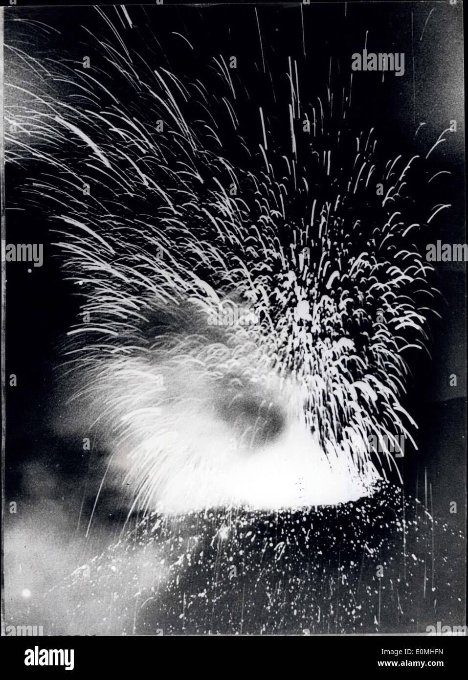 25 luglio 1955 - Nuova eruzione del cratere Nord Est dell'Etna-Sicilia: Fiamme-fumo e nuvole di vapore ssh alto nel cielo nella recente eruzione del cratere Nord Est ''illeggibile'' sulla cima dell'Etna in Sicilia. Il Cratere si trova a 3150 metri sul livello del mare. ''illeggibile'' fuso versato sul cerchio in avanzamento alla velocità di ''illeggibile'' 20 metri al giorno. Ogni sette minuti si è verificato un'esplosione ''illeggibile'' accompagnata da un'ulteriore pioggia di fuoco - ''illeggibile'' lava e vapore Foto Stock