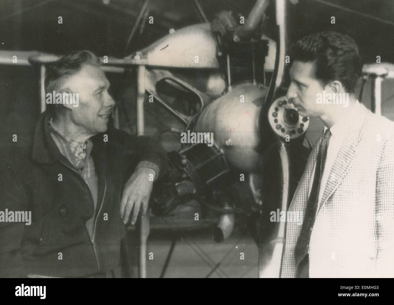 Lug 27, 1955 - Calasi, Francia - JEAN SALIS (L) parla con JEAN DE LA BRUYERE prima che egli attraversa il canale in inglese in un 1909 Louis Bleriot replica aereo. Foto Stock