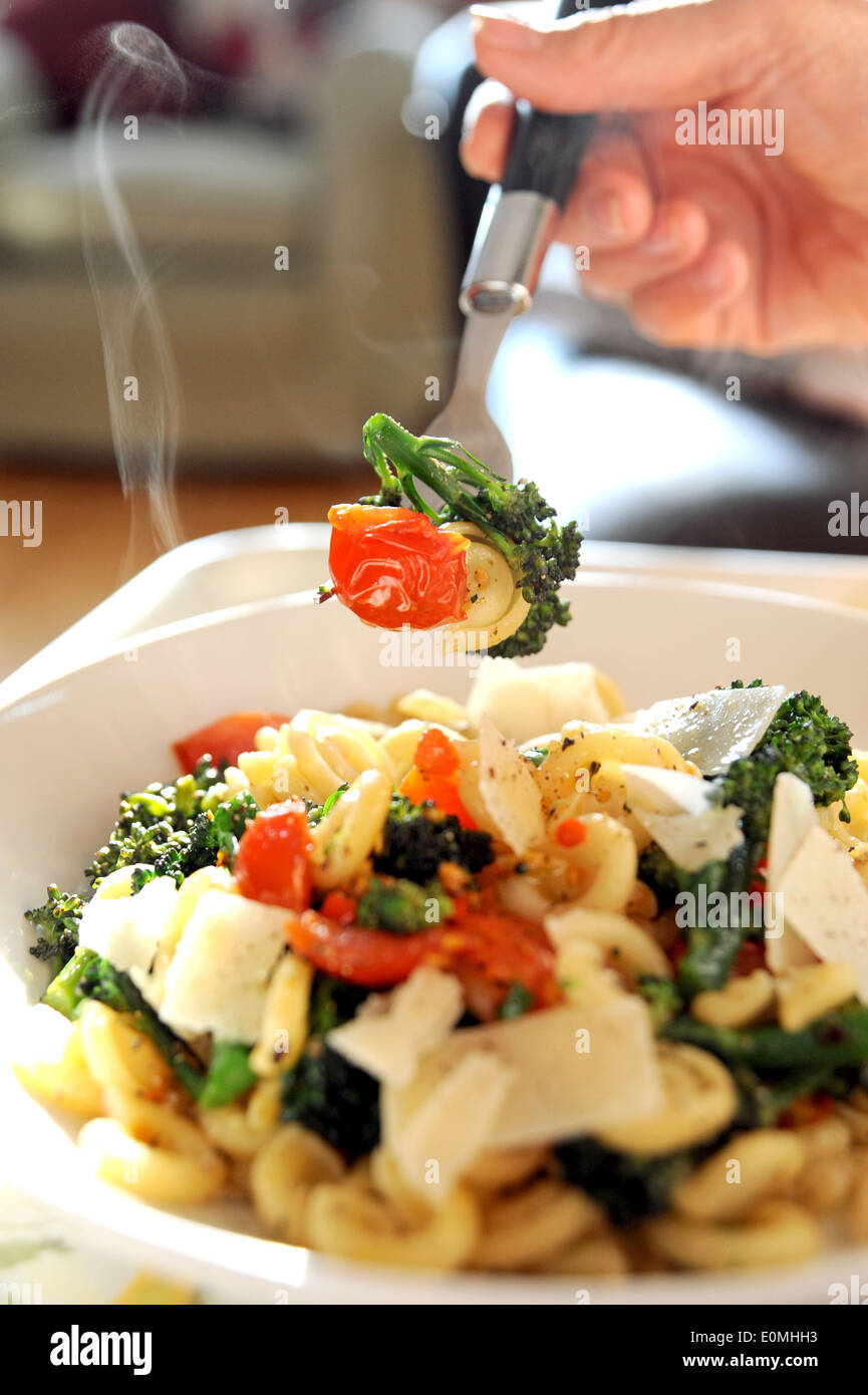 Ciotola di Messicani pasta con pomodori ciliegia , broccoli e formaggio parmigiano Foto Stock