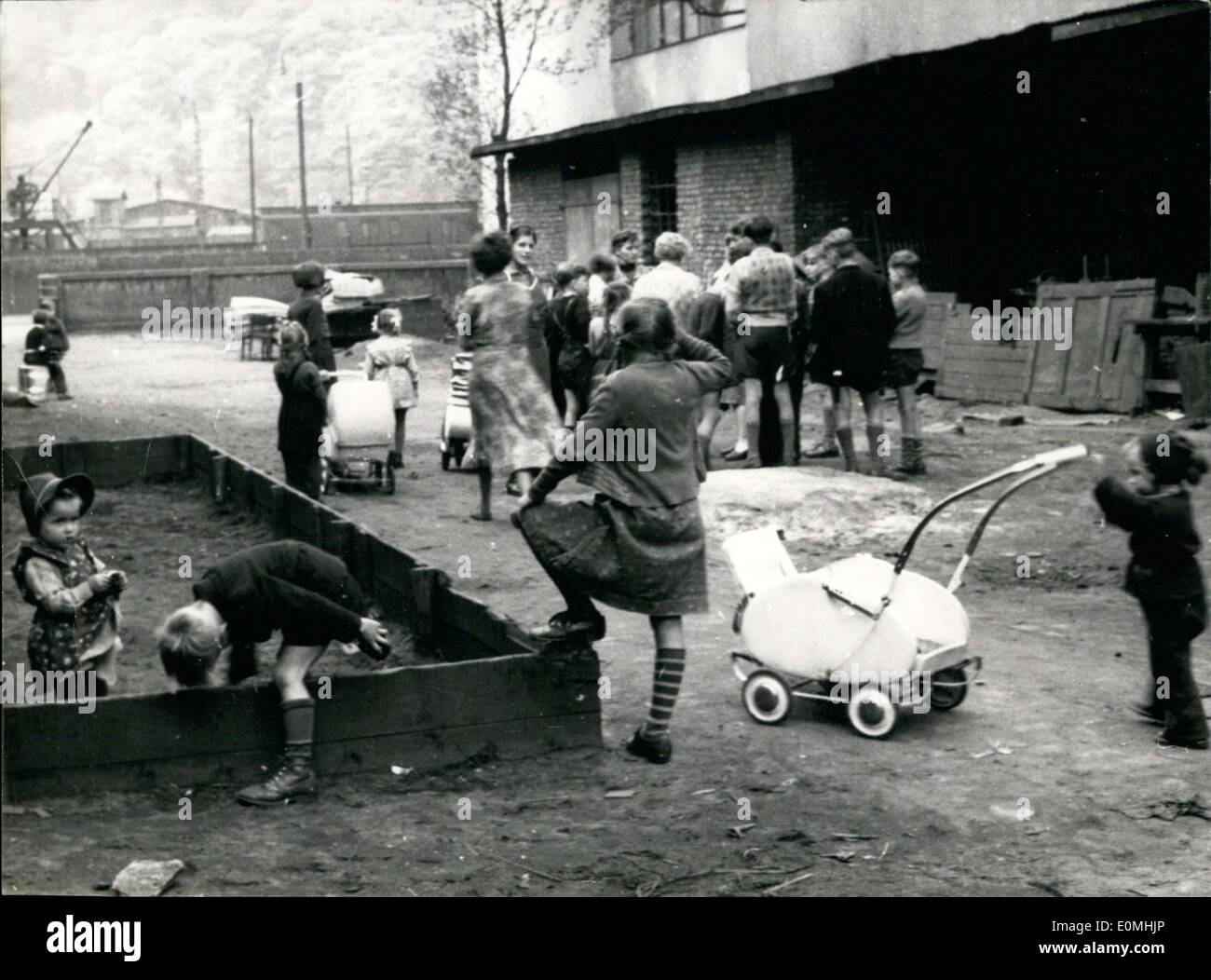 24 maggio 1955 - Una epidemia di tifo a Hagen, Germania paura il governo. Oltre 500 ragazzi è venuto giù con esso e non vi erano stati decessi riportati. Dopo otto giorni di intensa ricerca hanno trovato la fonte, un bene che una cooperativa lattiero-casearia erano state utilizzando. Era vicino a un parco giochi per bambini e i bambini bevuto l'acqua. Essi walled off ben(foto) e l'inchiesta è stato lanciato. Foto Stock