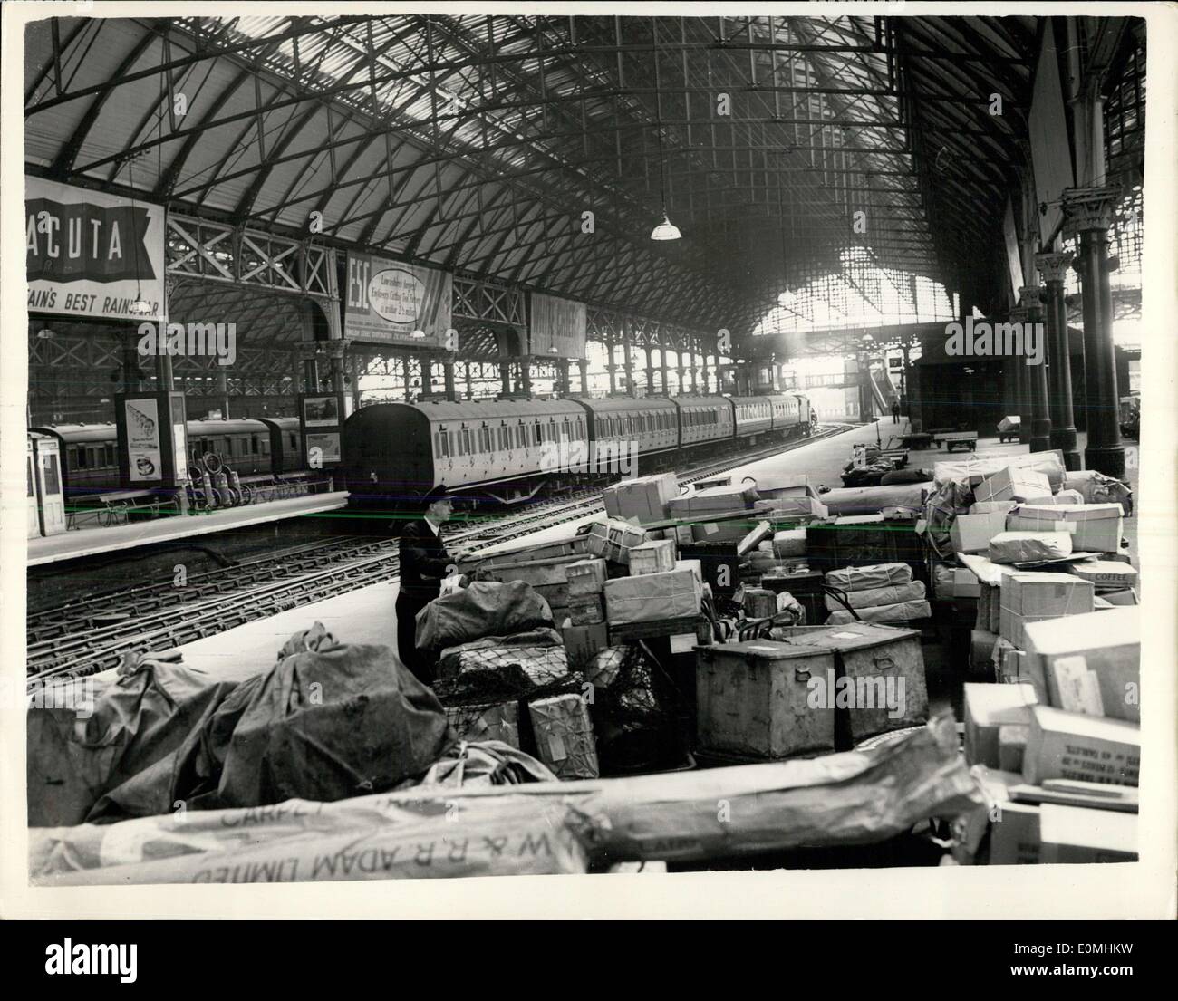 Giugno 01, 1955 - rampa - Colpo di scena in Manchester. La foto mostra: solo un pacco porter è stato quello di essere visto a Londra Road Station, in Manchester di domenica. Foto Stock